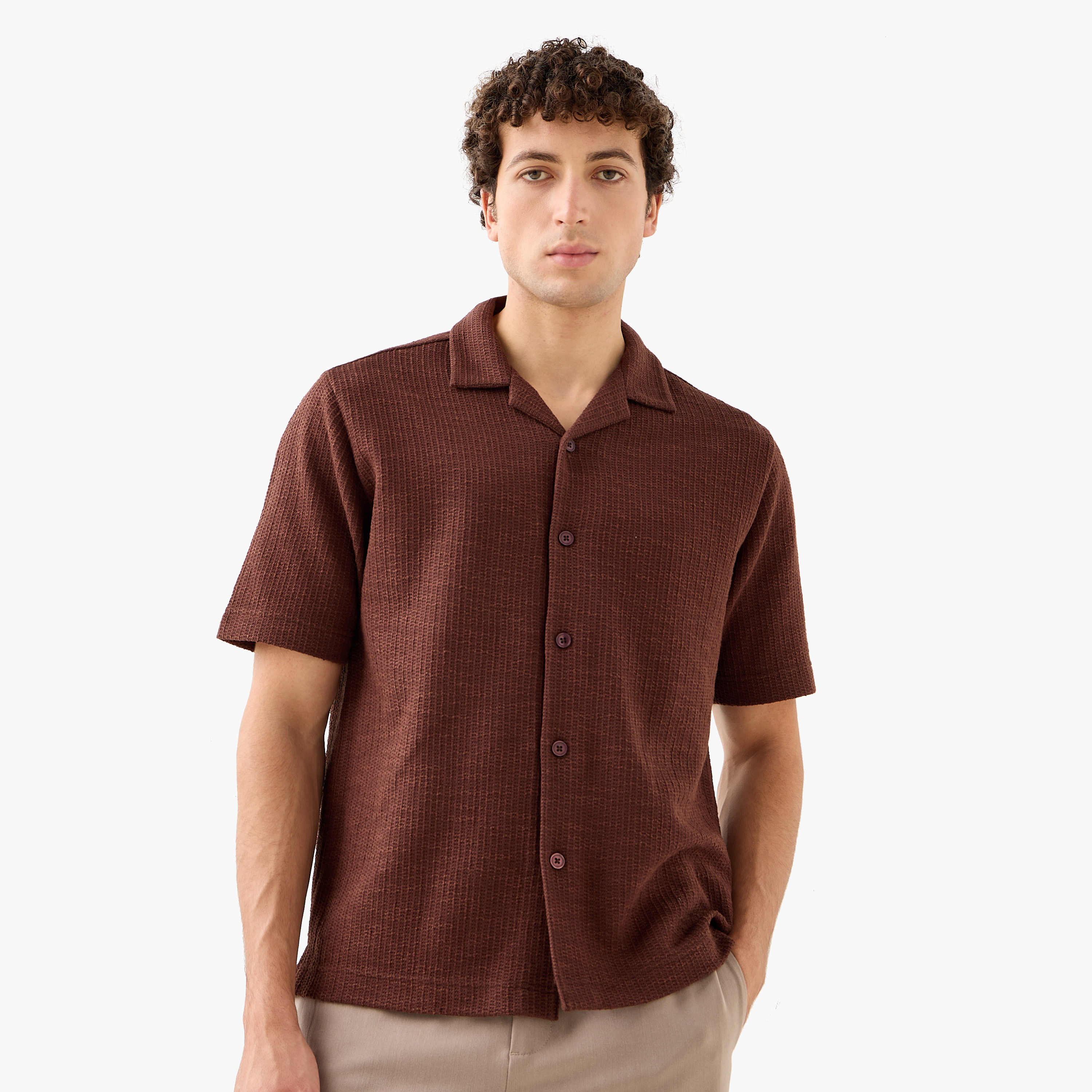 قميص منتجع هونيكومب بارز الملمس بقصة عادية من آيكونيك-men-clothing-shirts-image-1