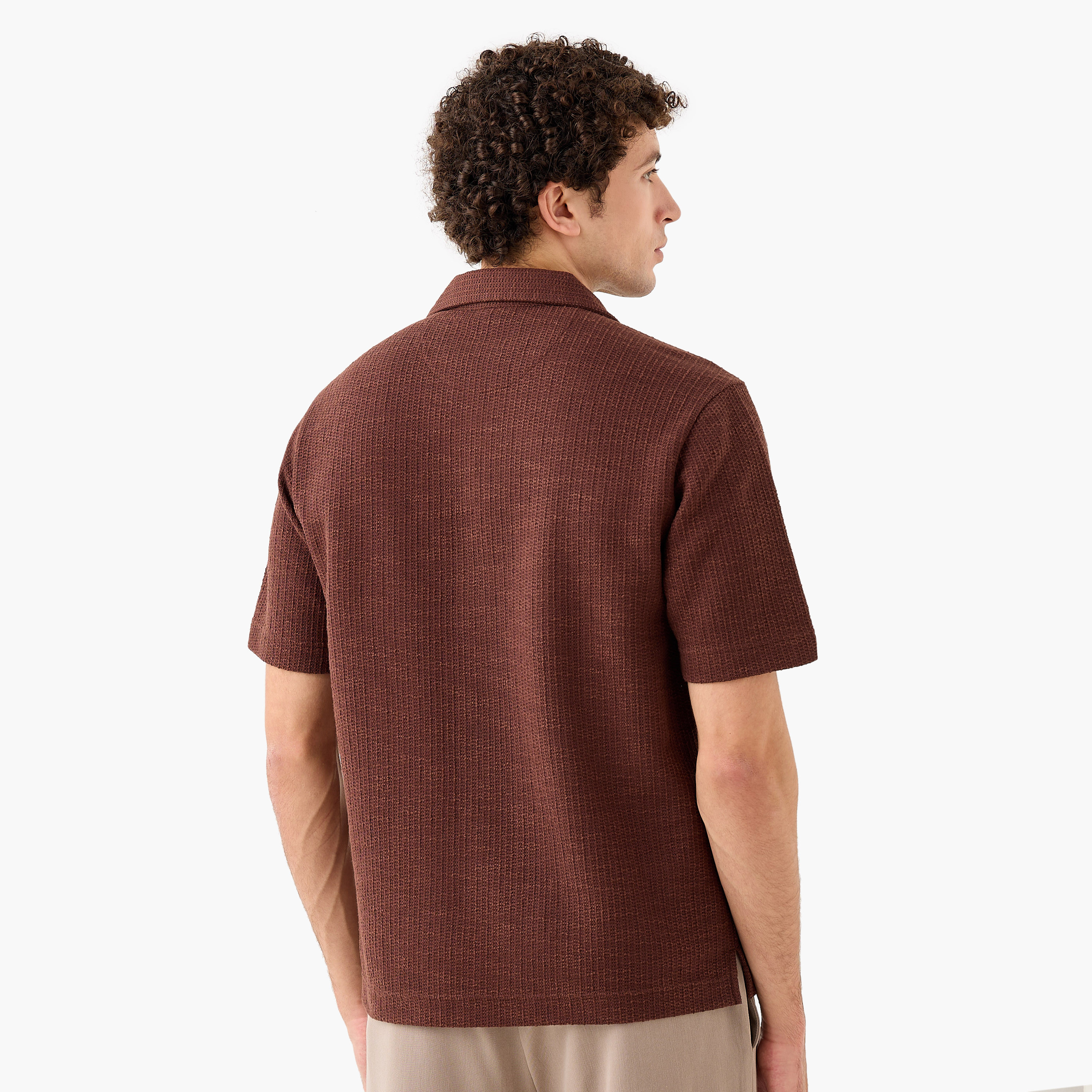 قميص منتجع هونيكومب بارز الملمس بقصة عادية من آيكونيك-men-clothing-shirts-image-3
