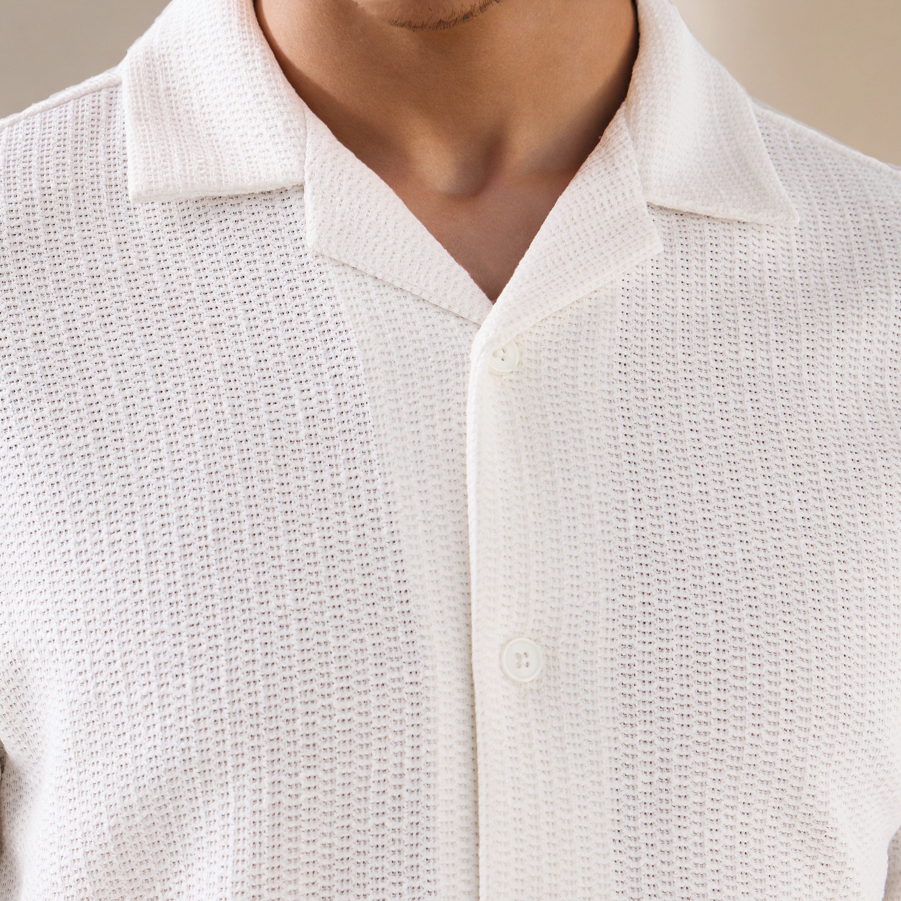 قميص منتجع هونيكومب بارز الملمس بقصة عادية من آيكونيك-men-clothing-shirts-image-7