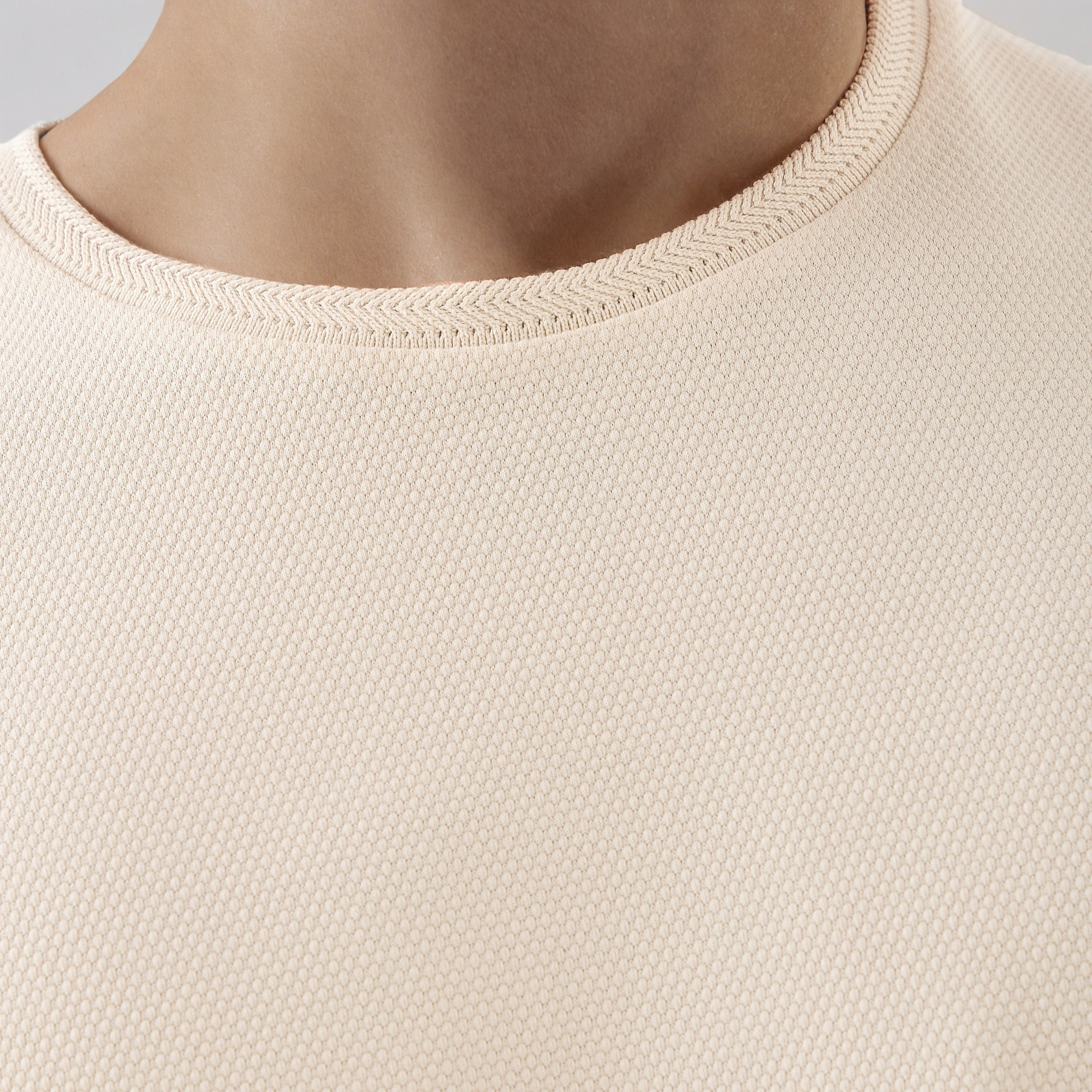تيشيرت رجالي بارز الملمس بقصة عادية وياقة ضيقة وأكمام قصيرة من آيكونيك-men-clothing-tshirtsandpolos-tshirts-image-6
