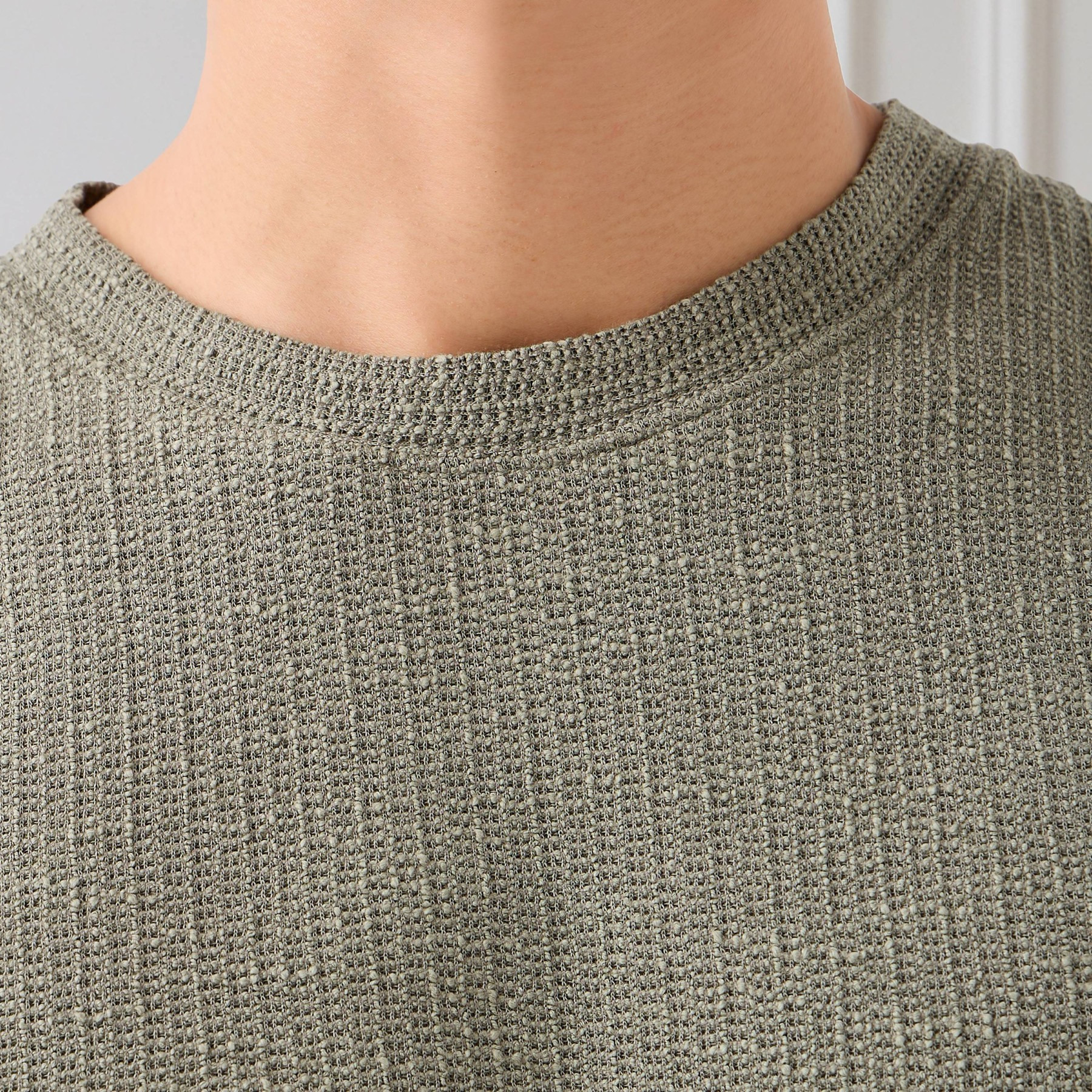 تيشيرت بارز الملمس بقصة عادية وياقة ضيقة وأكمام قصيرة للرجال من أيكونيك-men-clothing-tshirtsandpolos-tshirts-image-4