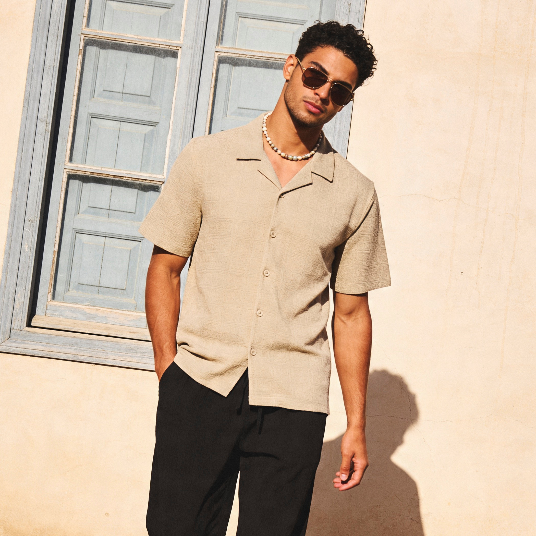قميص بقصة عادية وياقة كامب وملمس بارز للرجال من آيكونيك-men-clothing-shirts-image-1