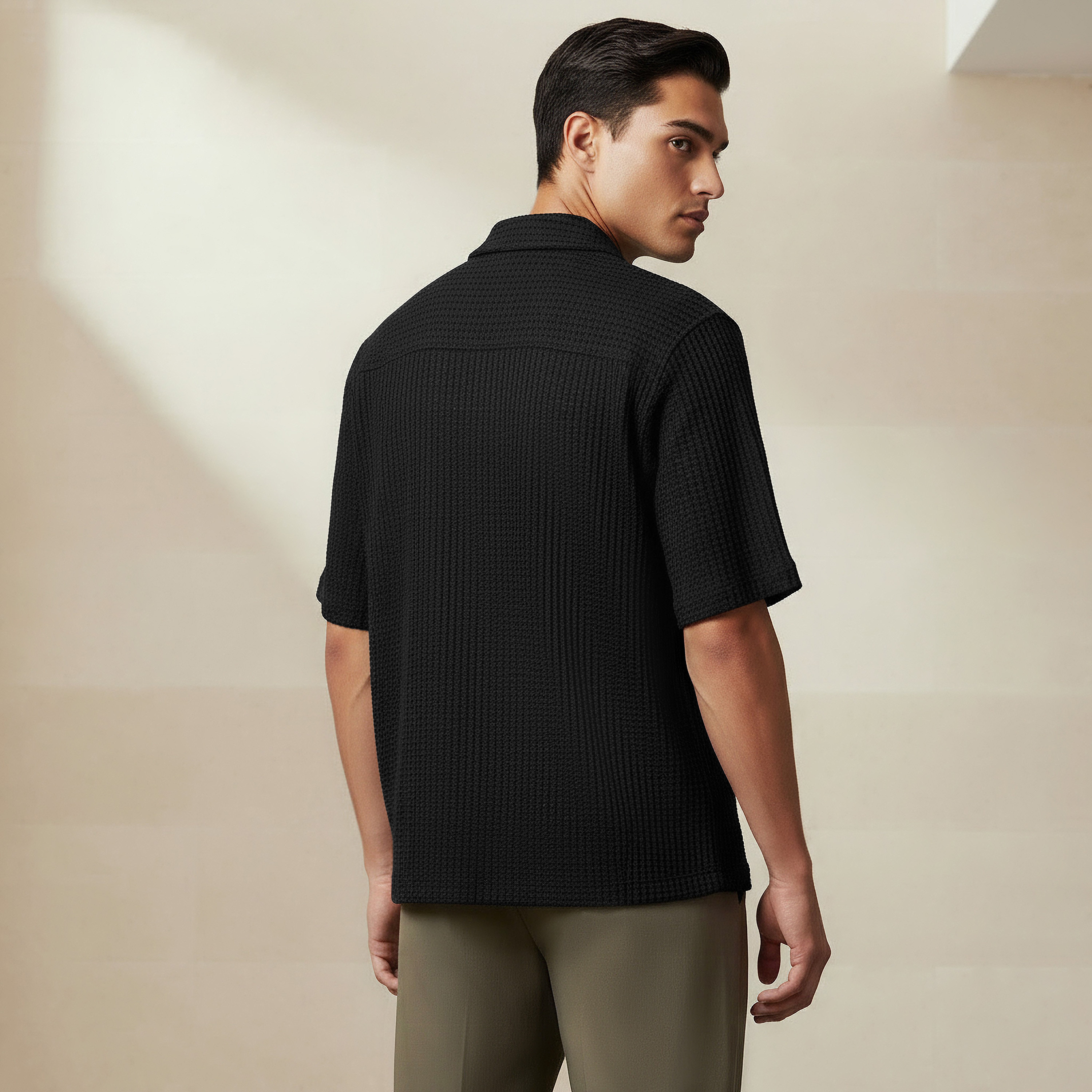 قميص بقصّة عادية وياقة كامب وأكمام قصيرة بارز الملمس للرجال من أيكونيك-men-clothing-shirts-image-3
