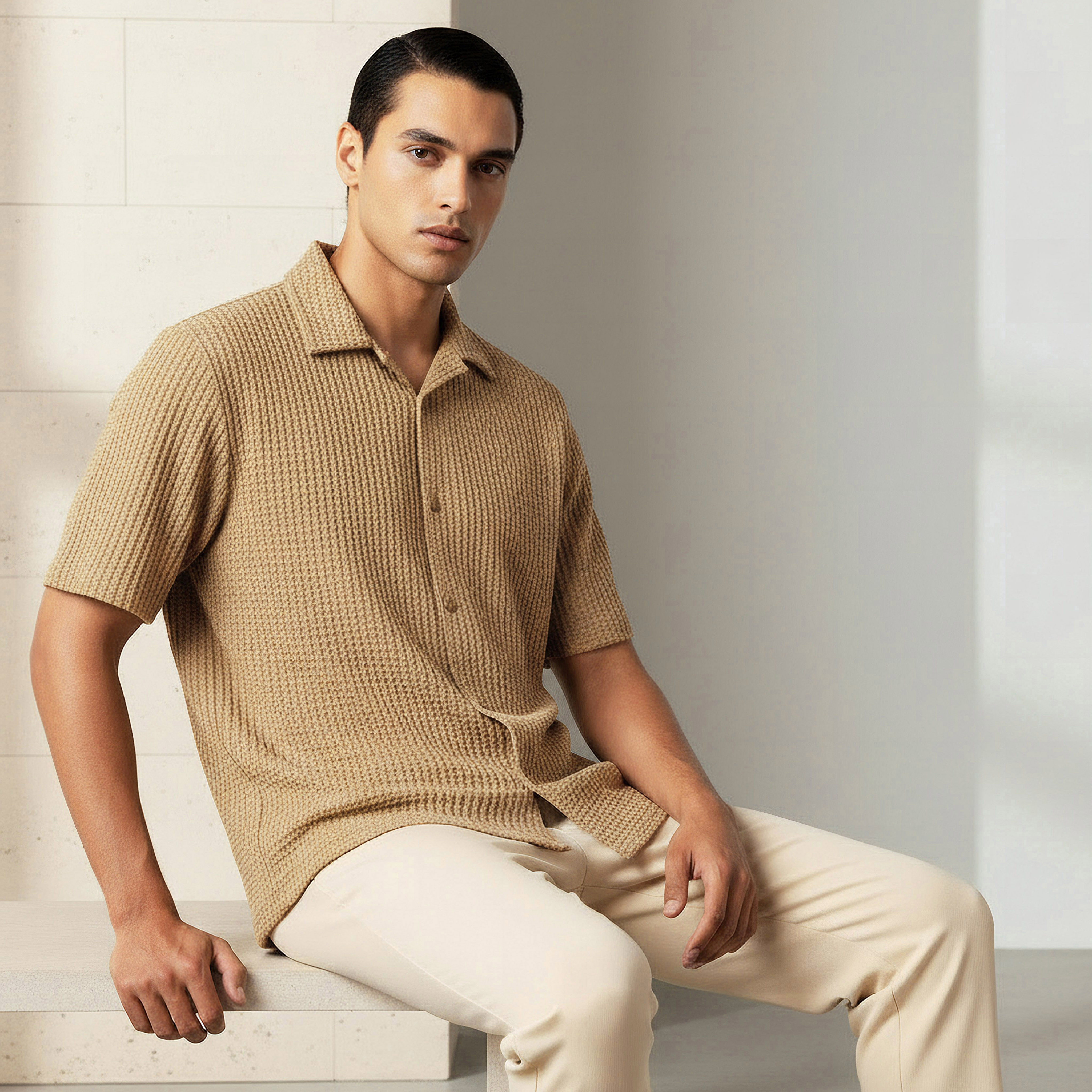 قميص بقصّة عادية وياقة كامب وأكمام قصيرة بارز الملمس للرجال من أيكونيك-men-clothing-shirts-image-1