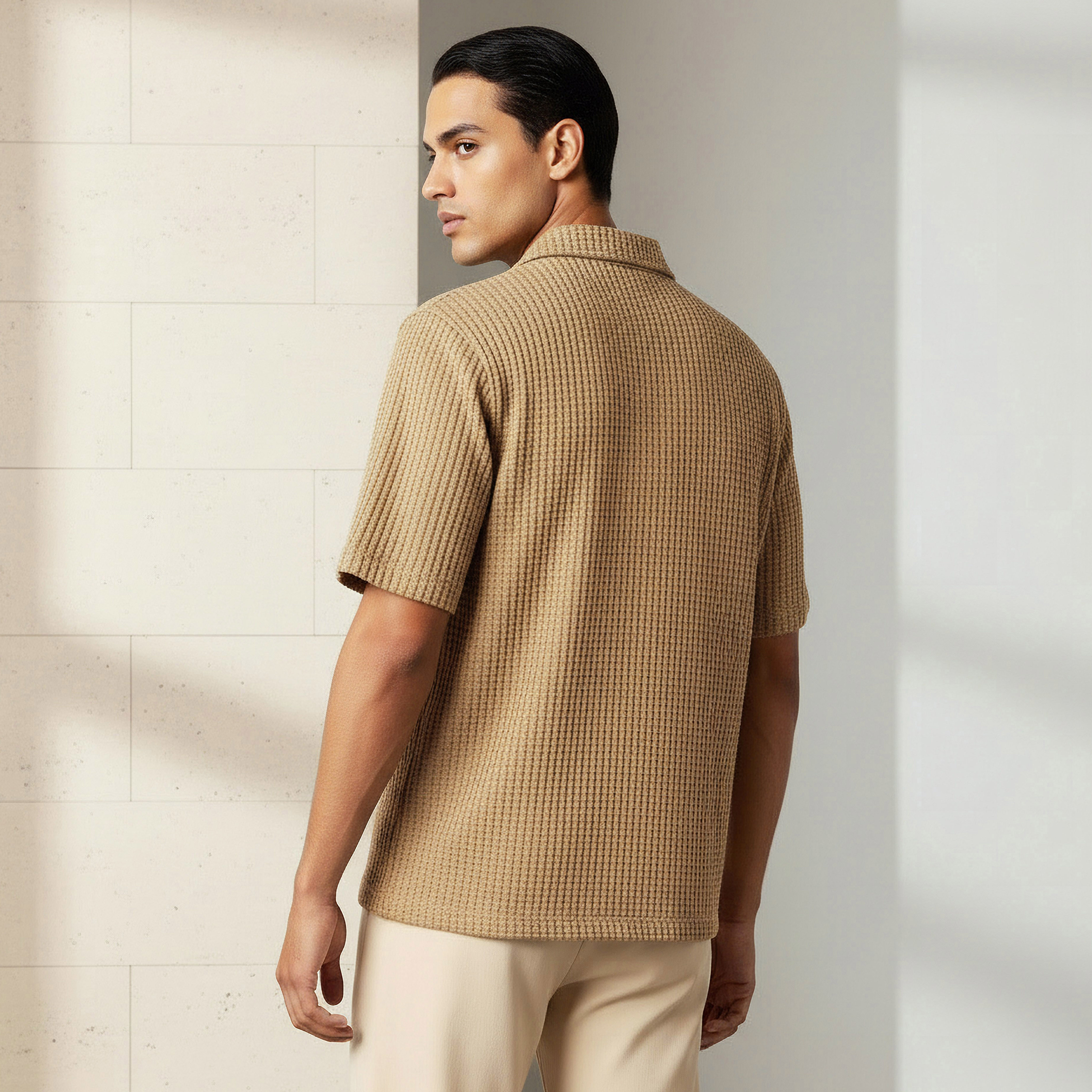 قميص بقصّة عادية وياقة كامب وأكمام قصيرة بارز الملمس للرجال من أيكونيك-men-clothing-shirts-image-3