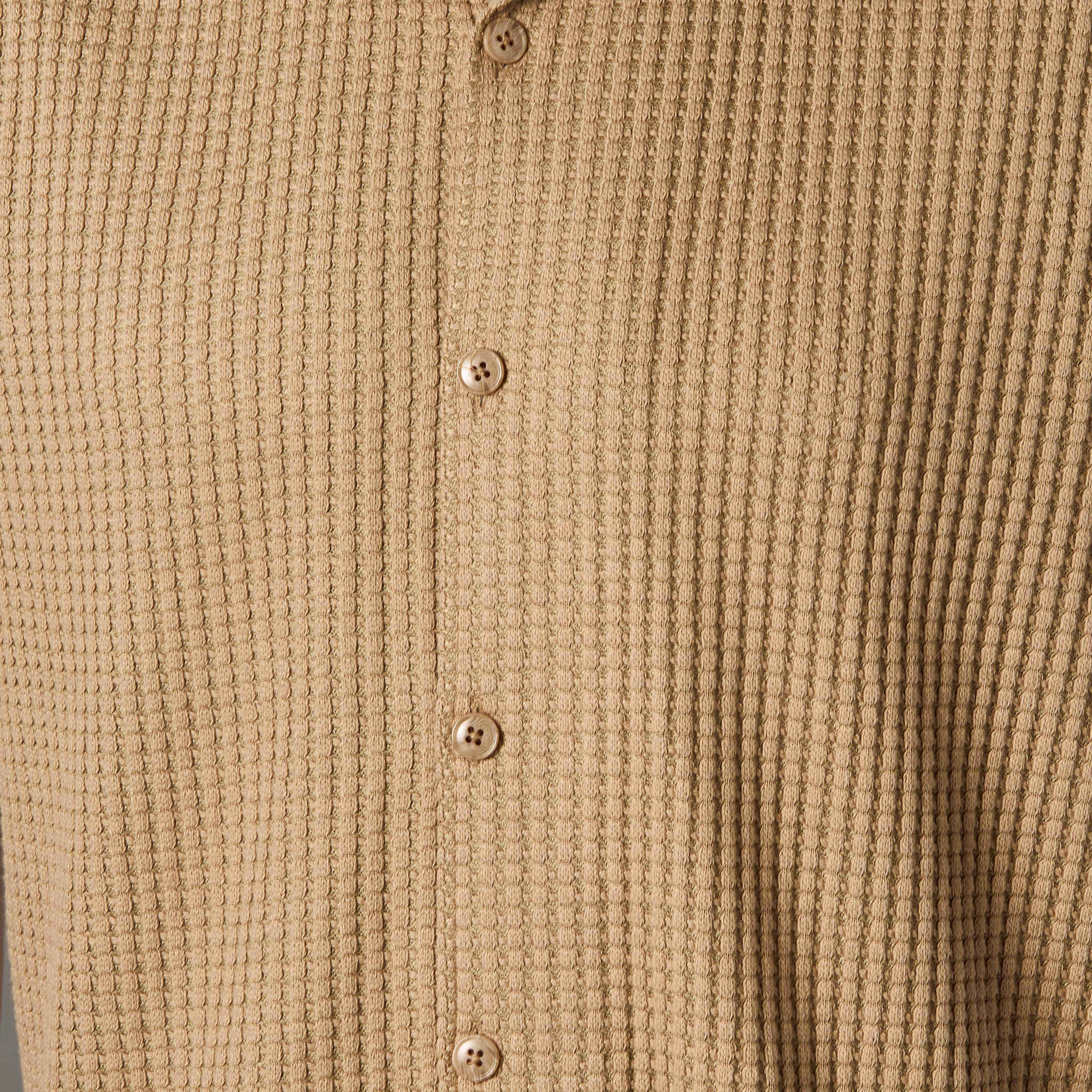 قميص بقصّة عادية وياقة كامب وأكمام قصيرة بارز الملمس للرجال من أيكونيك-men-clothing-shirts-image-4