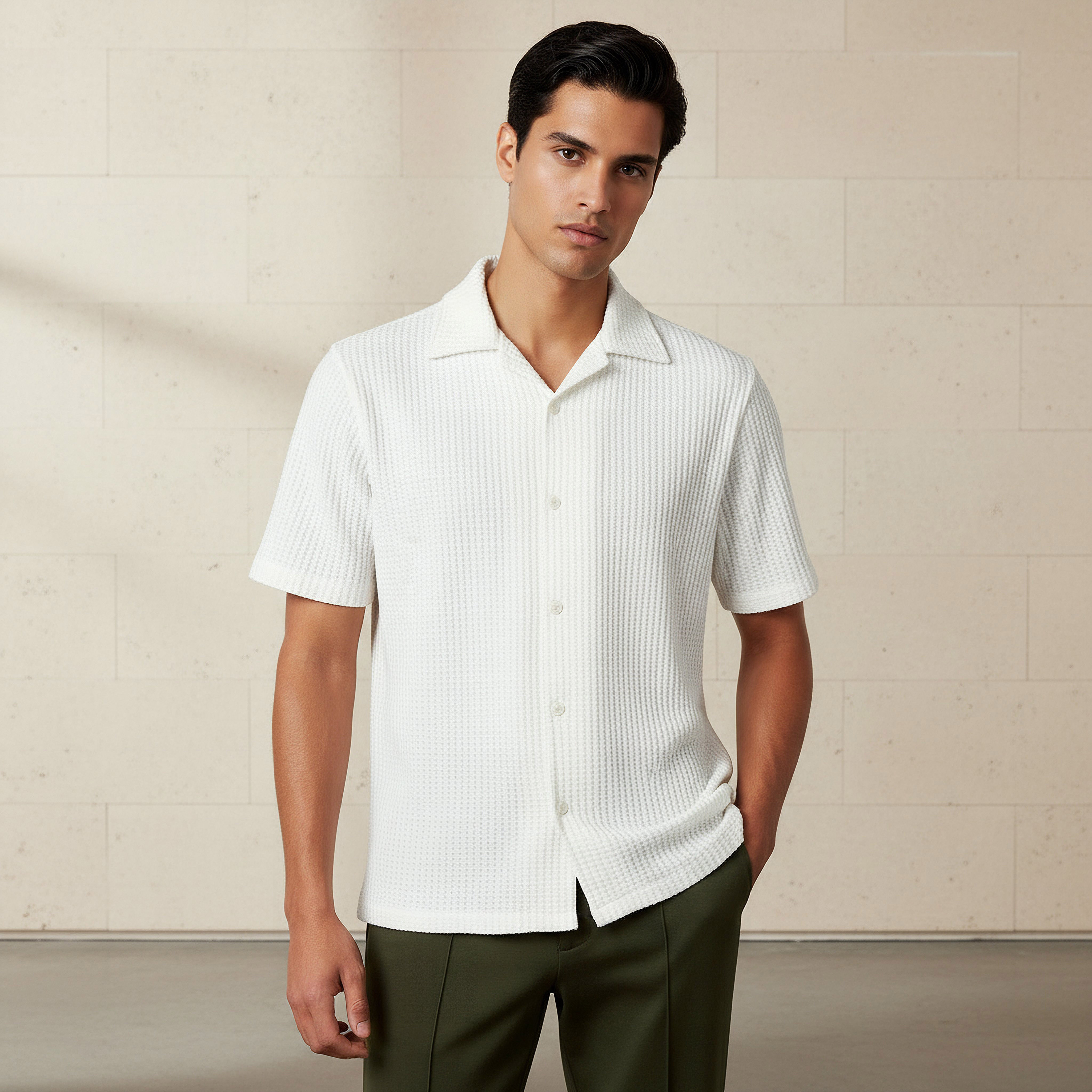 قميص بقصّة عادية وياقة كامب وأكمام قصيرة بارز الملمس للرجال من أيكونيك-men-clothing-shirts-image-1