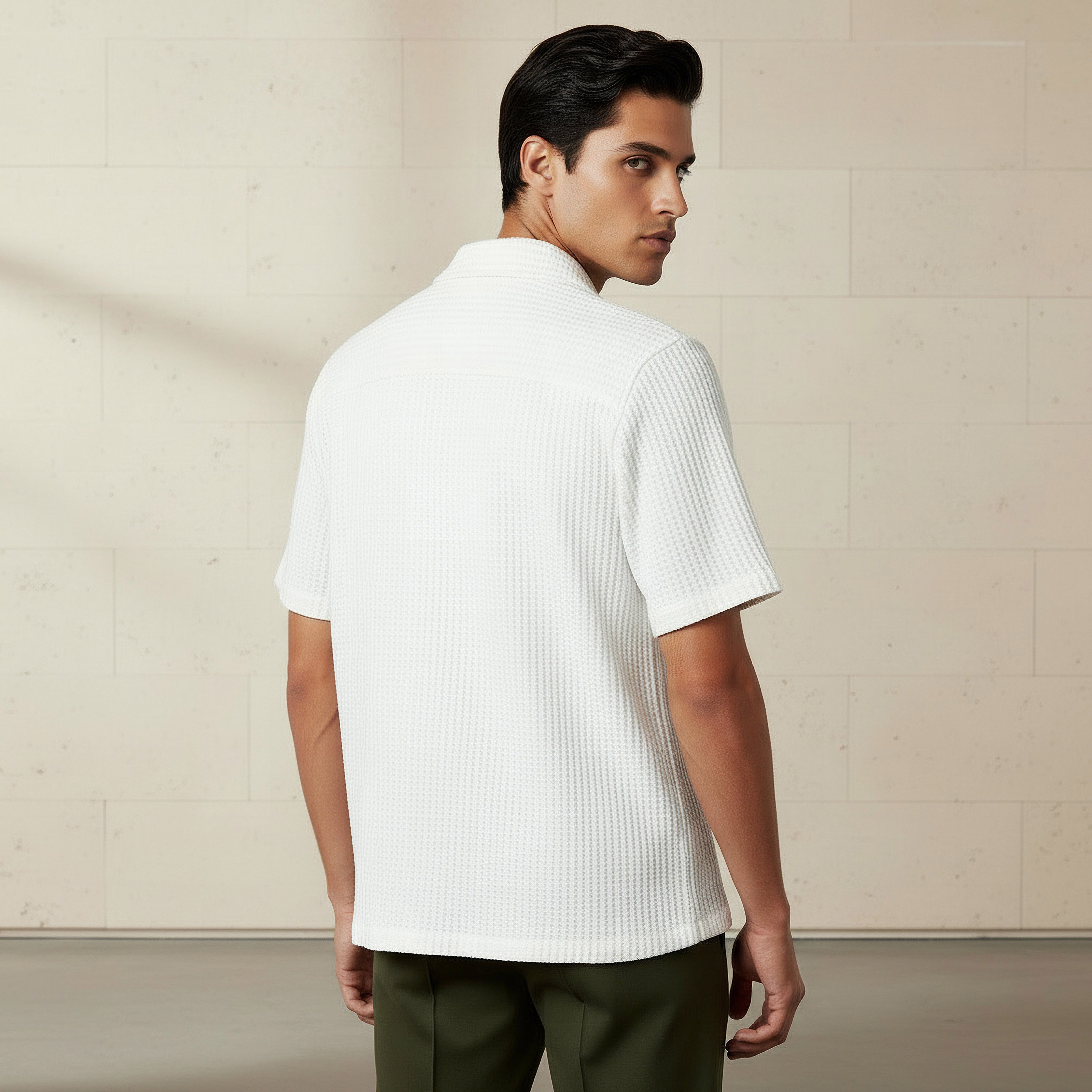 قميص بقصّة عادية وياقة كامب وأكمام قصيرة بارز الملمس للرجال من أيكونيك-men-clothing-shirts-image-3