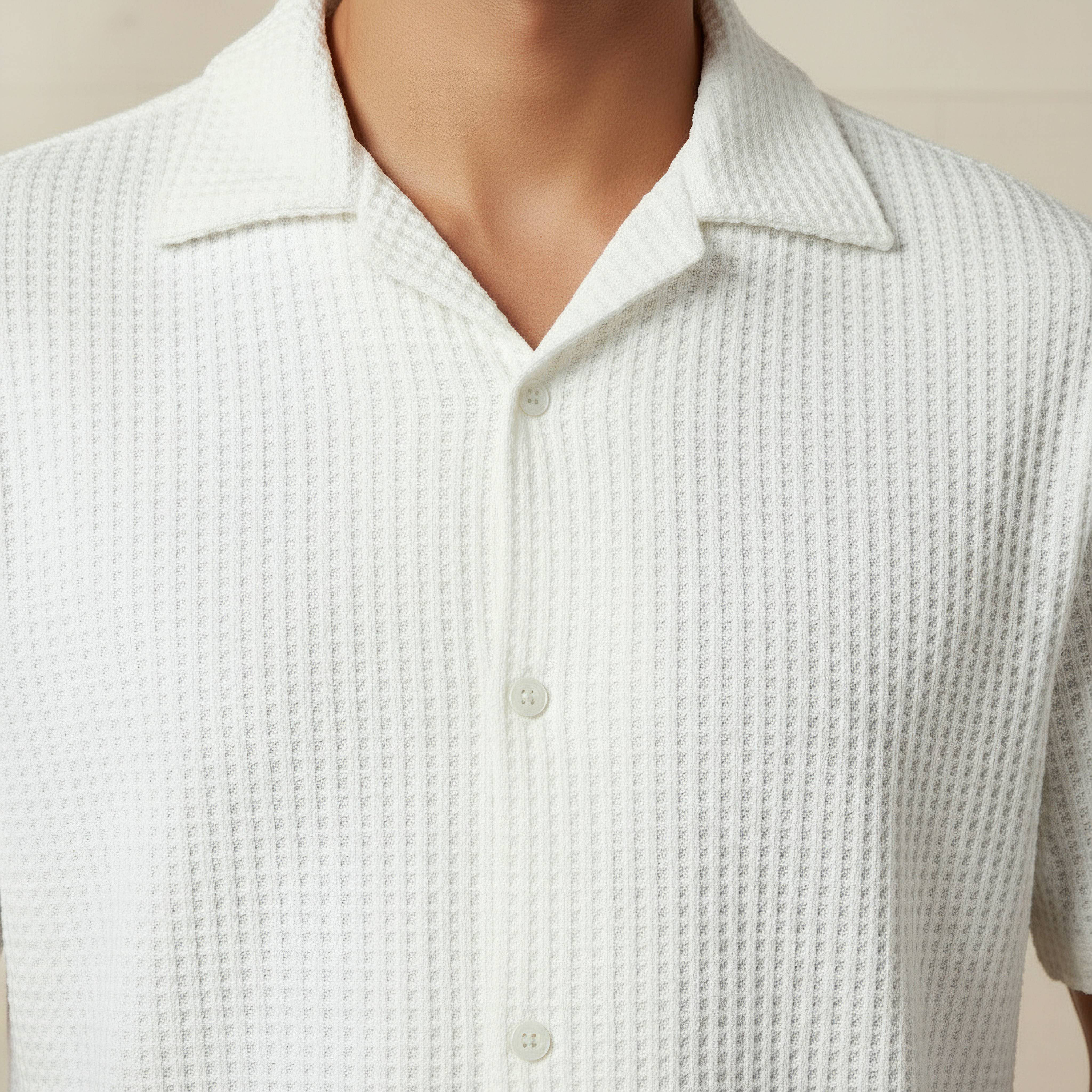 قميص بقصّة عادية وياقة كامب وأكمام قصيرة بارز الملمس للرجال من أيكونيك-men-clothing-shirts-image-4