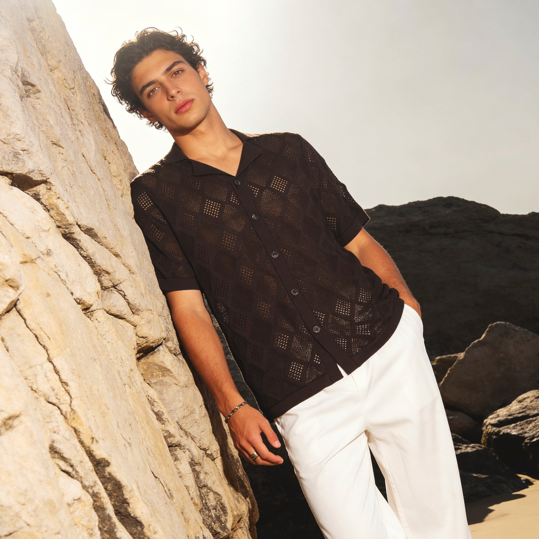قميص بارز الملمس بقصة عادية وياقة عادية وأكمام قصيرة للرجال من آيكونك-men-clothing-shirts-image-1