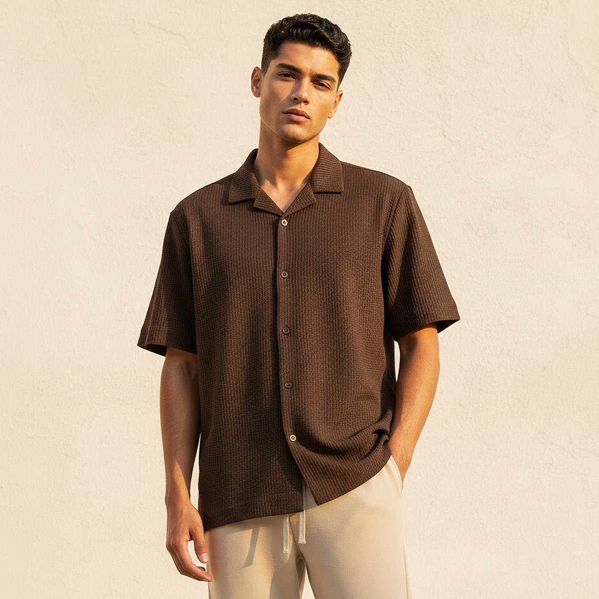 قميص بارز الملمس بياقة كامب وقصة عادية وأكمام قصيرة من سبلاش آيكونيك-men-clothing-shirts-image-1