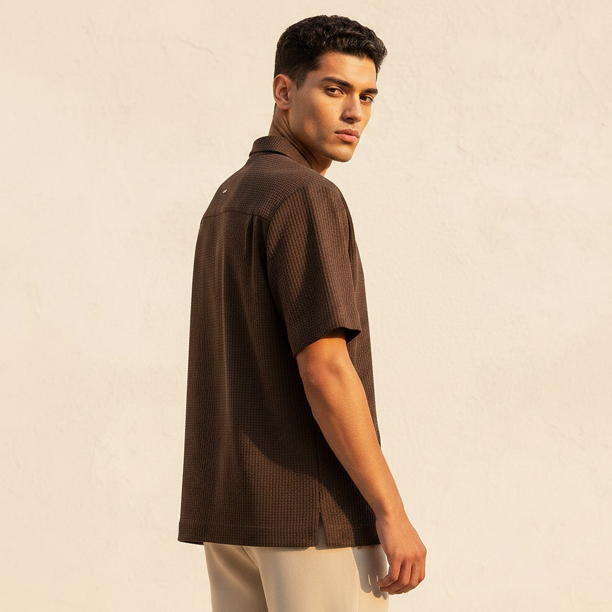 قميص بارز الملمس بياقة كامب وقصة عادية وأكمام قصيرة من سبلاش آيكونيك-men-clothing-shirts-image-4