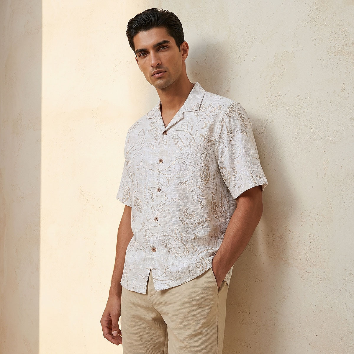 قميص بقصة عادية وياقة عادية وأكمام قصيرة وطبعات من سبلاش آيكونيك-men-clothing-shirts-image-1