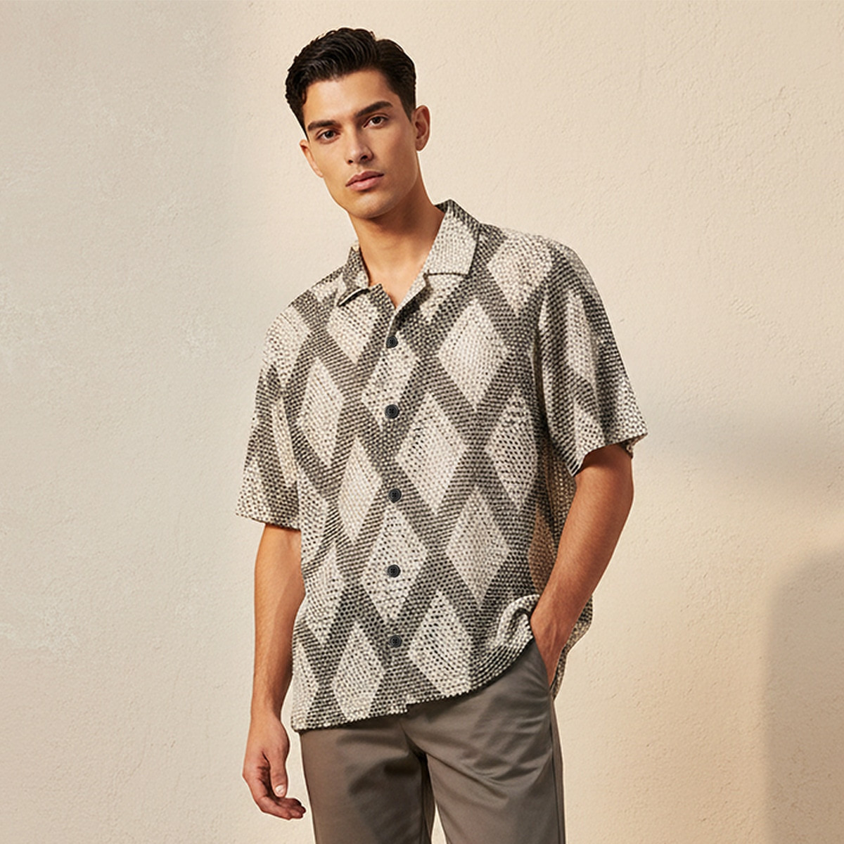 قميص بقصة عادية وياقة وملمس شبكي بارز وأكمام قصيرة من سبلاش آيكونيك-men-clothing-shirts-image-5