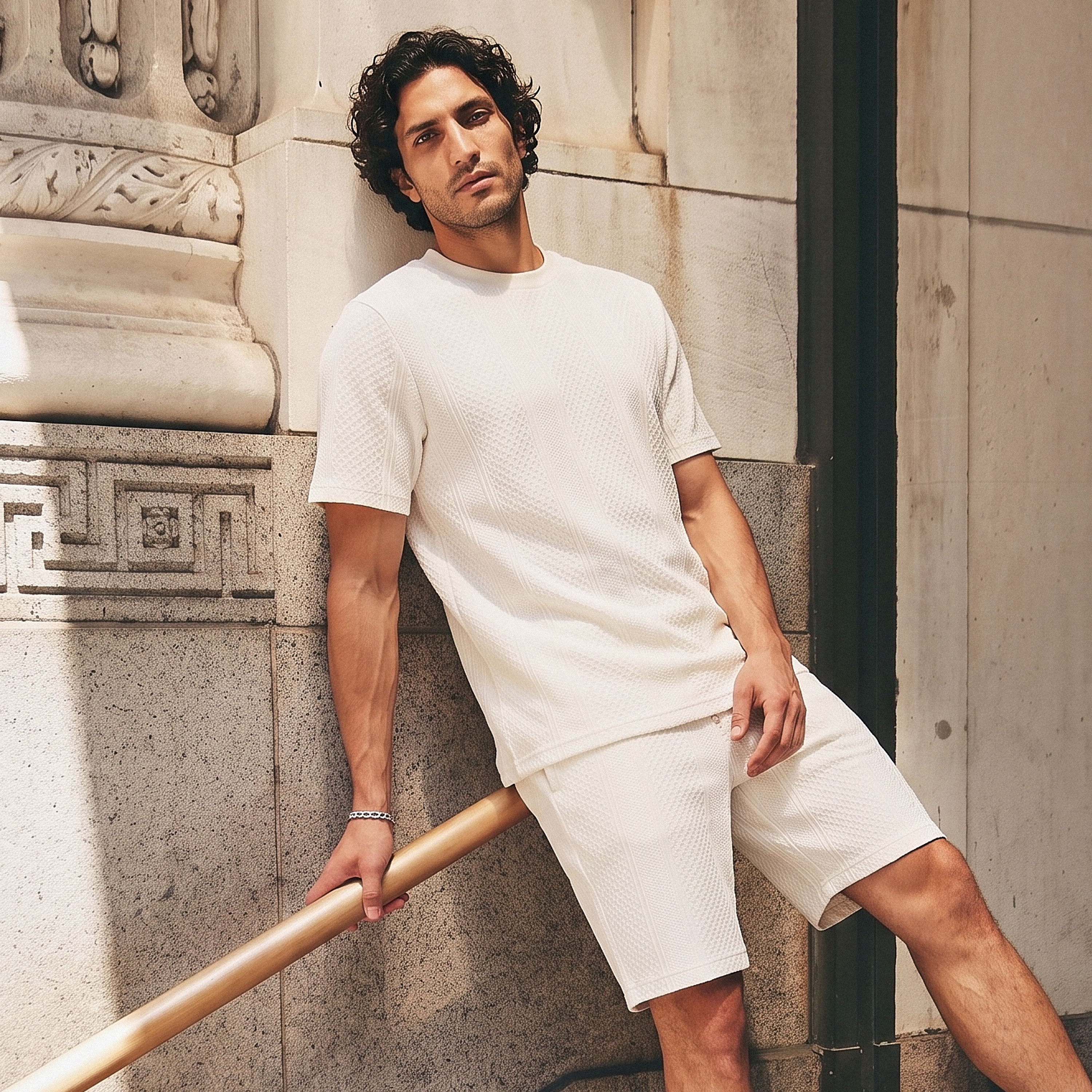 تيشيرت بارز الملمس بقصّة عادية وياقة ضيّقة من سبلاش آيكونيك-men-clothing-tshirtsandpolos-tshirts-image-1