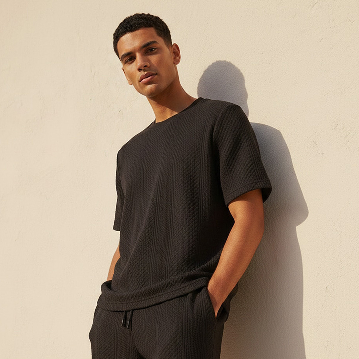 تيشيرت بارز الملمس بقصّة عادية وياقة ضيقة وأكمام قصيرة للرجال من آيكونيك-men-clothing-tshirtsandpolos-tshirts-image-1