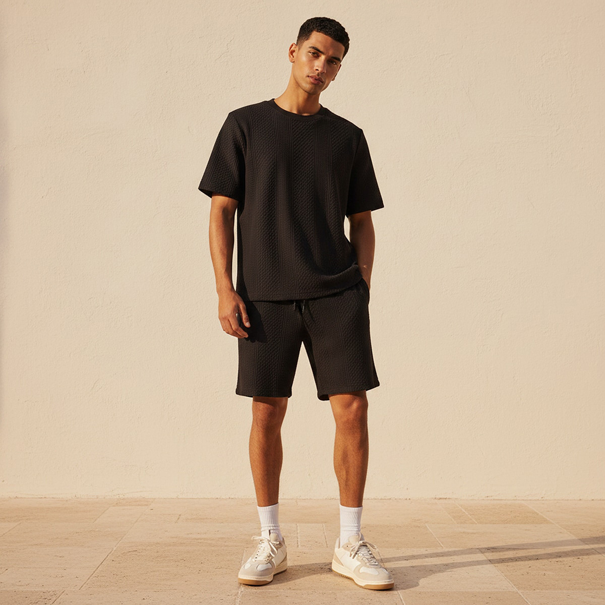 تيشيرت بارز الملمس بقصّة عادية وياقة ضيقة وأكمام قصيرة للرجال من آيكونيك-men-clothing-tshirtsandpolos-tshirts-image-3