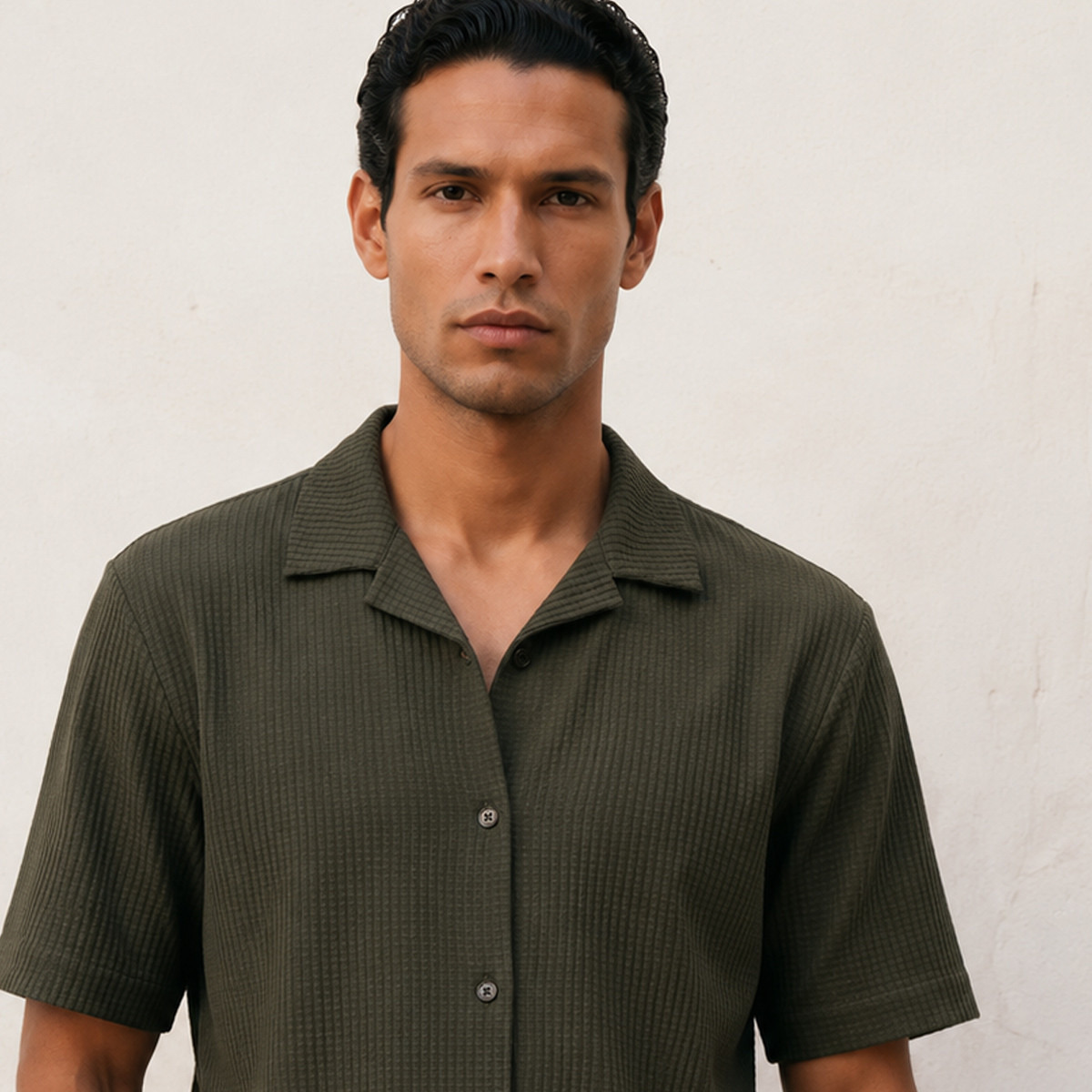قميص بارز الملمس بياقة عادية وأكمام قصيرة من آيكونيك-men-clothing-shirts-image-5