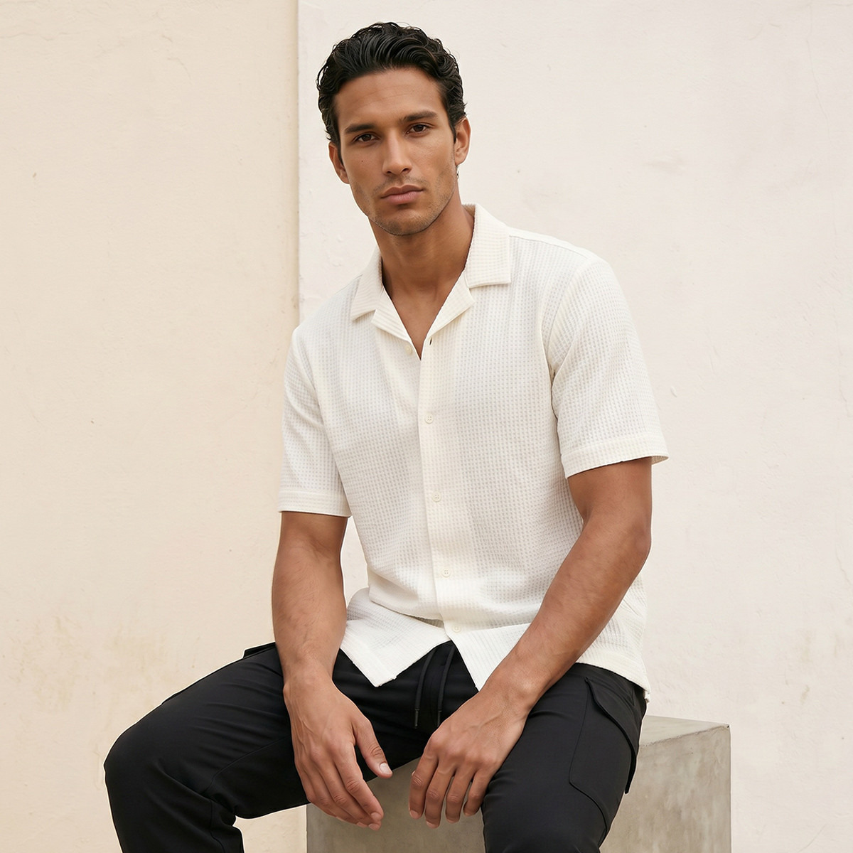قميص بارز الملمس بياقة عادية وأكمام قصيرة من آيكونيك-men-clothing-shirts-image-1