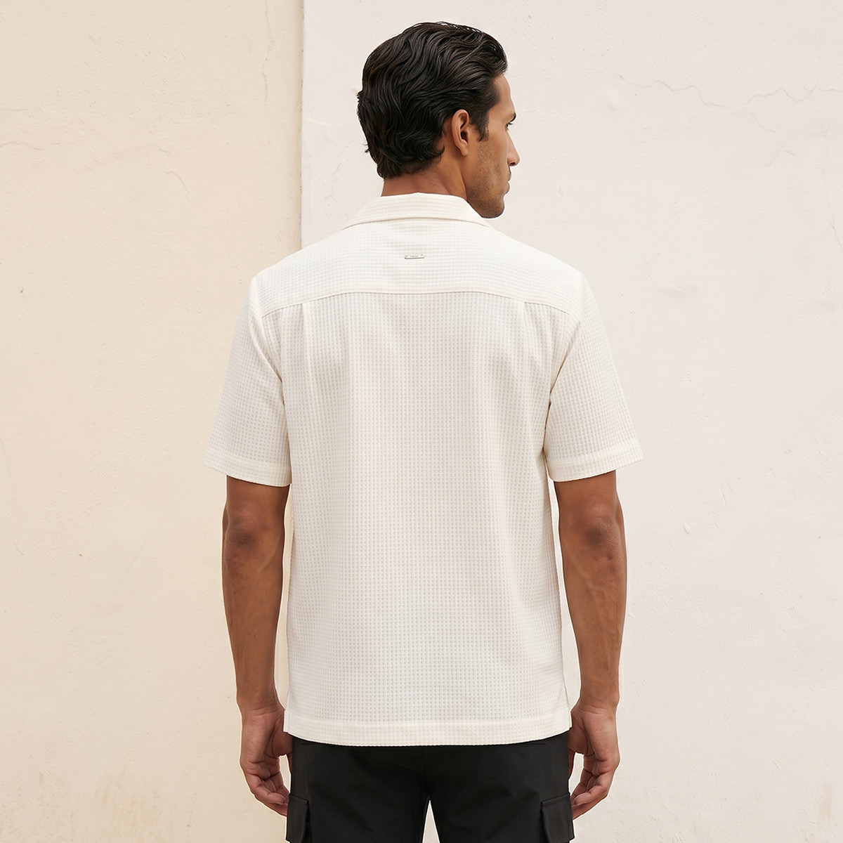 قميص بارز الملمس بياقة عادية وأكمام قصيرة من آيكونيك-men-clothing-shirts-image-4
