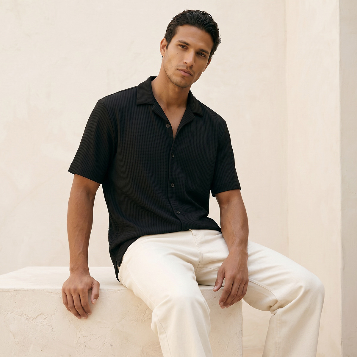 قميص بارز الملمس بياقة عادية وأكمام قصيرة من آيكونيك-men-clothing-shirts-image-1