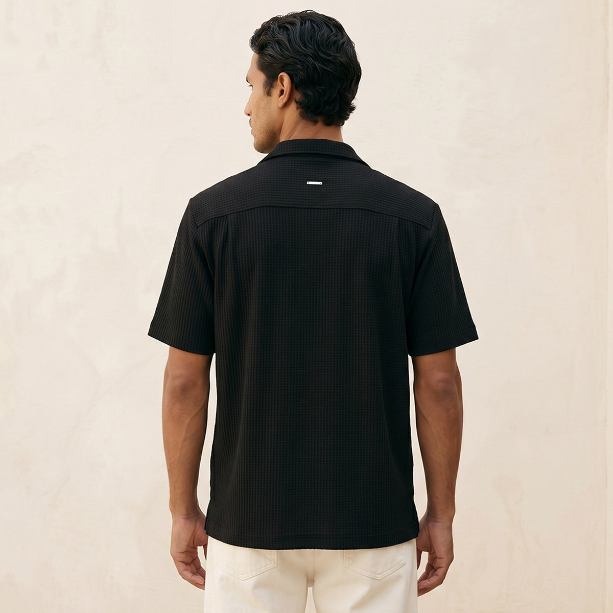 قميص بارز الملمس بياقة عادية وأكمام قصيرة من آيكونيك-men-clothing-shirts-image-4