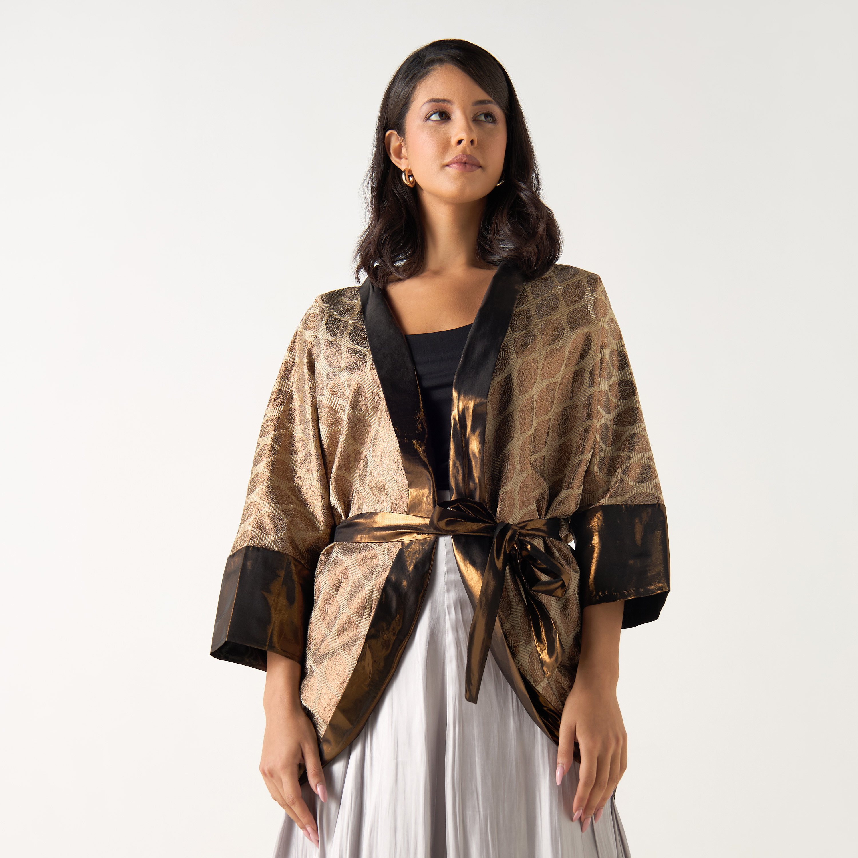 سترة كيمونو جاكار حريرية بطبعات وحزام وأكمام طويلة من جولدن آبل-women-clothing-shirtsandblouses-blouses-image-1