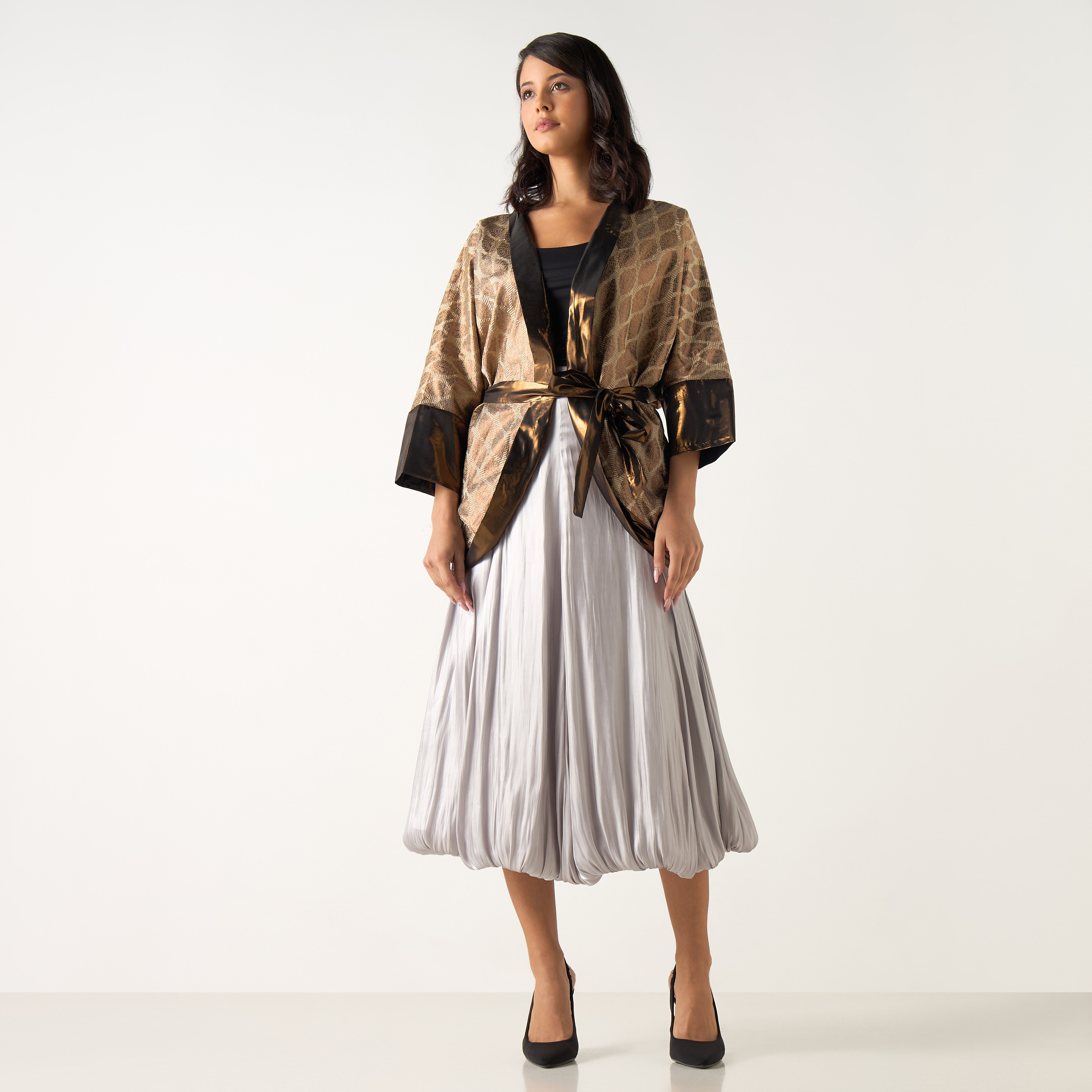 سترة كيمونو جاكار حريرية بطبعات وحزام وأكمام طويلة من جولدن آبل-women-clothing-shirtsandblouses-blouses-image-2