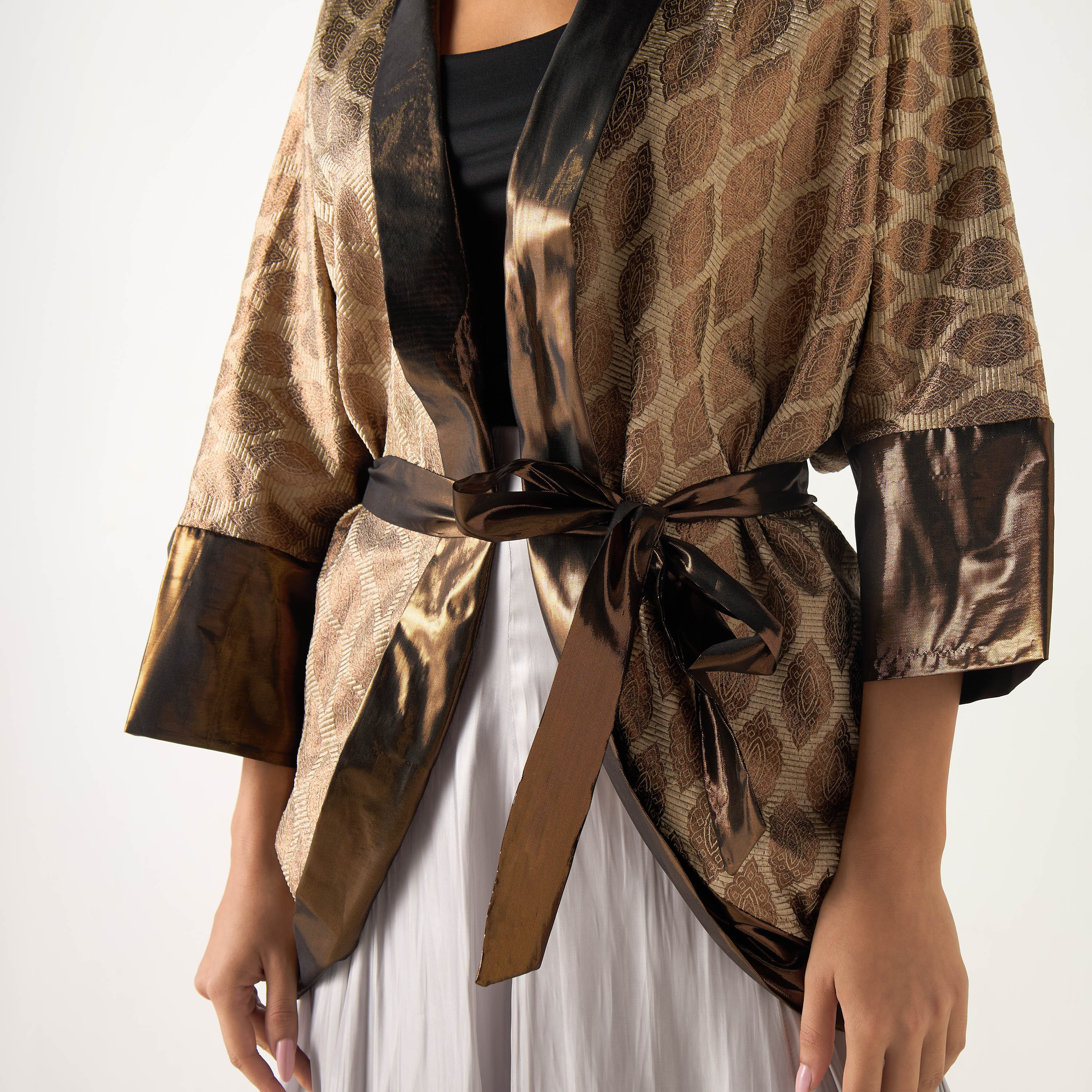 سترة كيمونو جاكار حريرية بطبعات وحزام وأكمام طويلة من جولدن آبل-women-clothing-shirtsandblouses-blouses-image-3