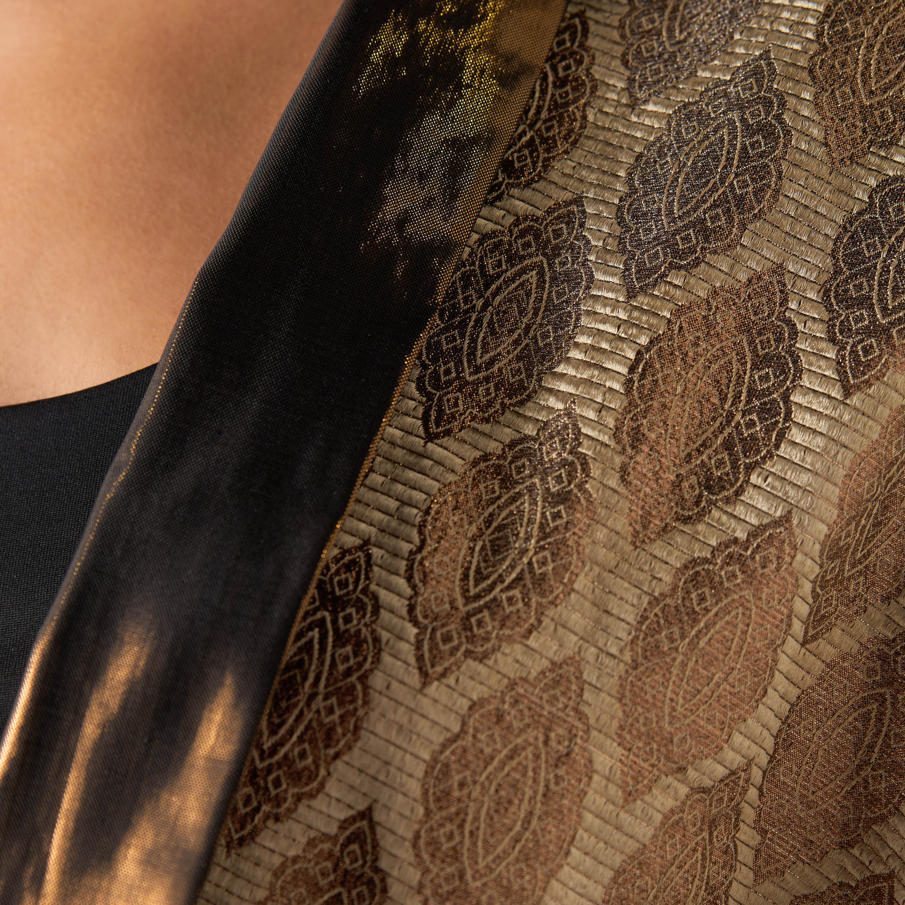 سترة كيمونو جاكار حريرية بطبعات وحزام وأكمام طويلة من جولدن آبل-women-clothing-shirtsandblouses-blouses-image-4
