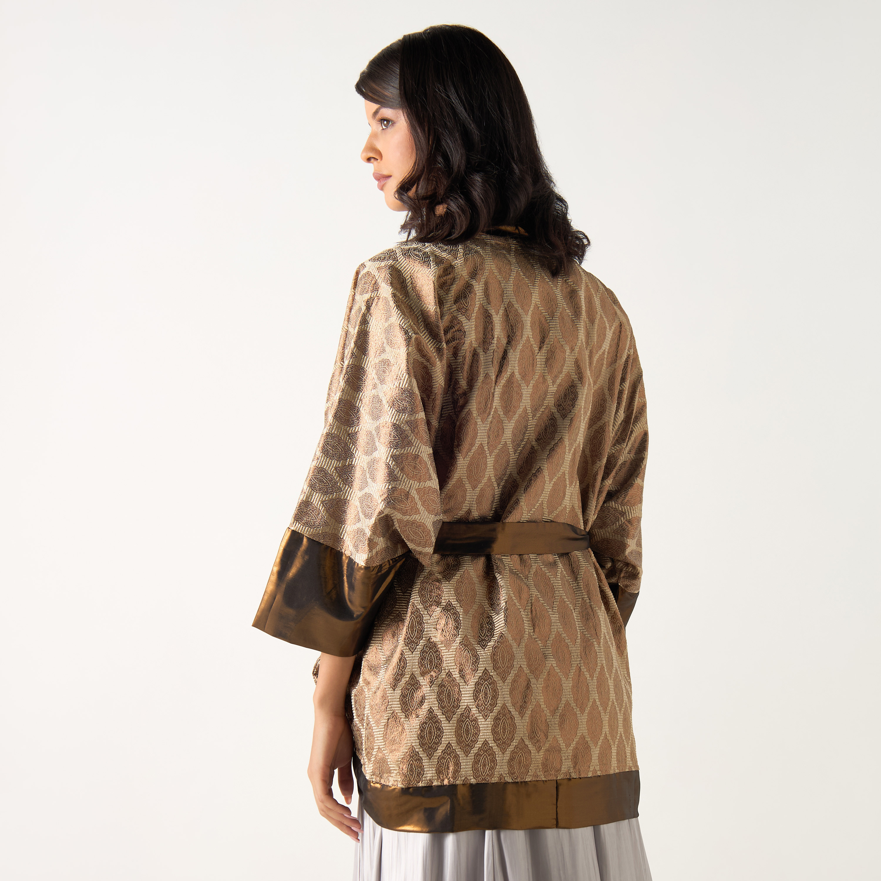 سترة كيمونو جاكار حريرية بطبعات وحزام وأكمام طويلة من جولدن آبل-women-clothing-shirtsandblouses-blouses-image-5