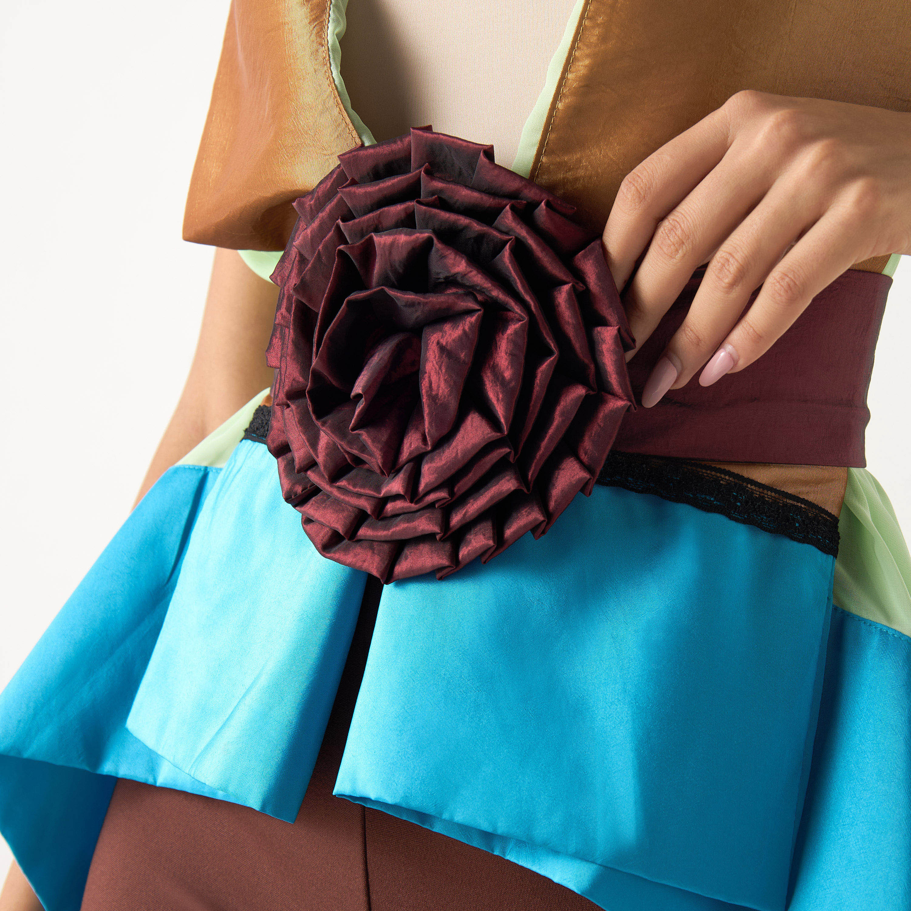 سترة دون أكمام بقوالب ملونة وحزام وحافة غير متماثلة من جولدن آبل-women-clothing-shirtsandblouses-blouses-image-5