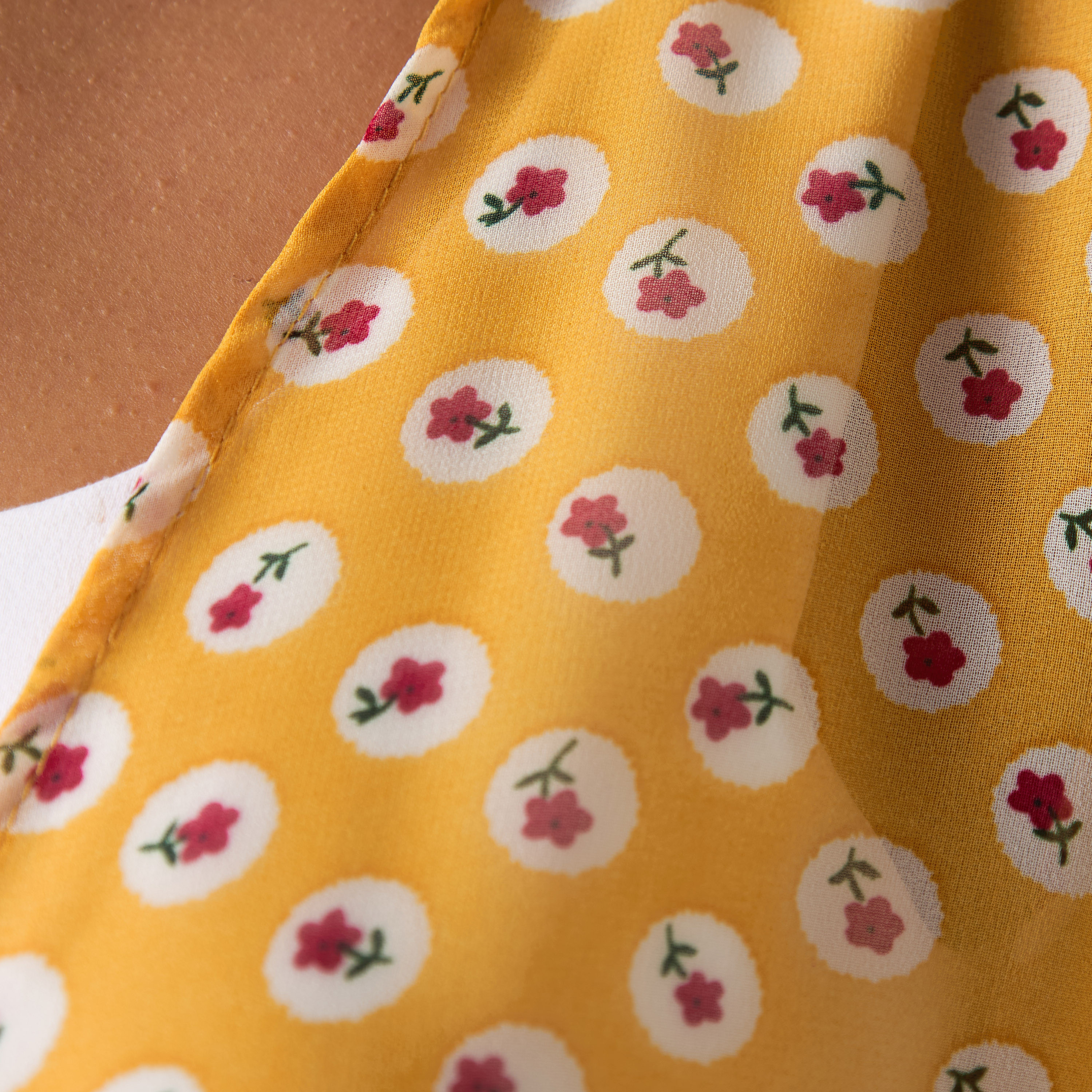 سترة بأكمام قصيرة وطبعات زهور من جولدن أبل-women-clothing-shirtsandblouses-blouses-image-5
