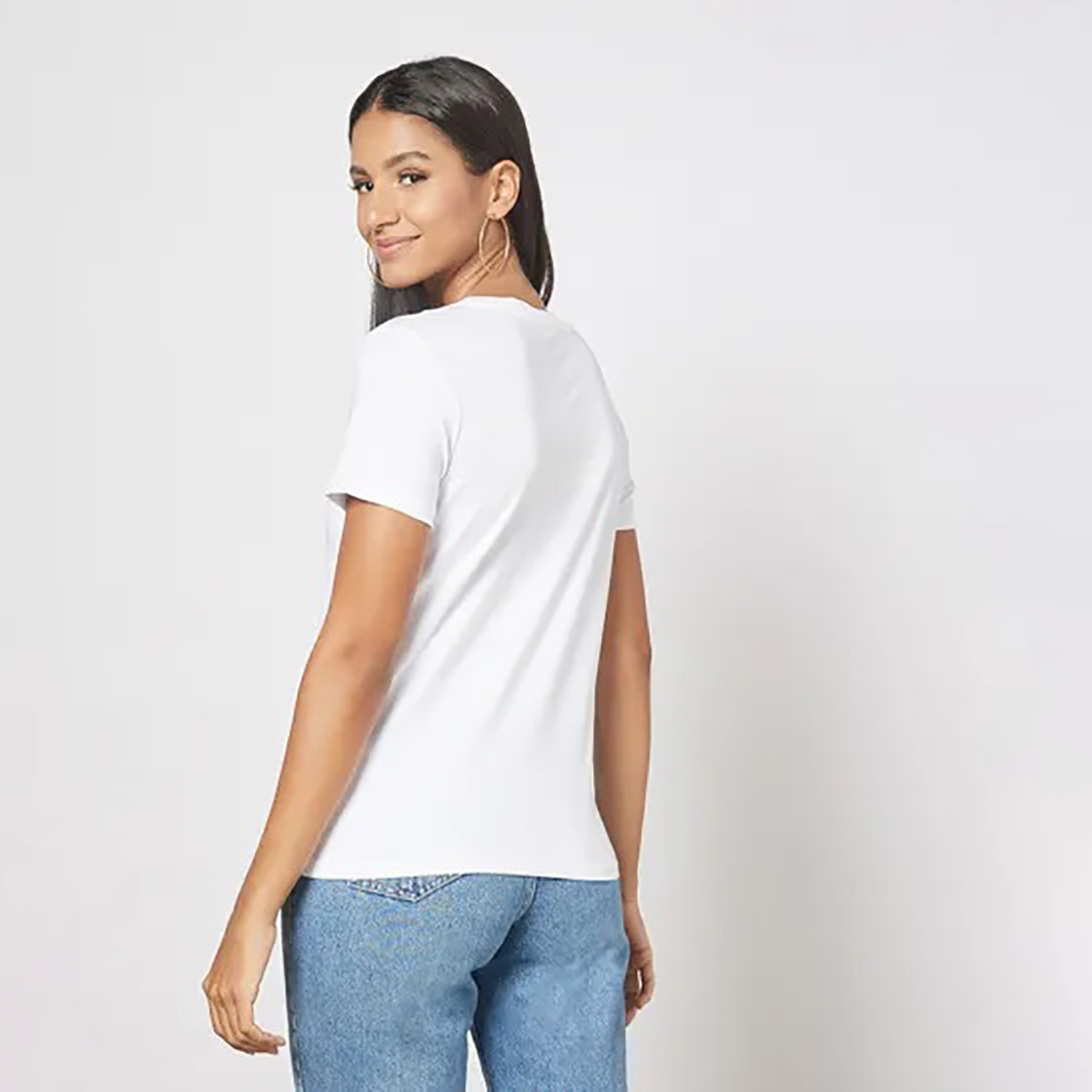 تيشيرت ليفايز بأكمام قصيرة وياقة دائرية مع شعار أبيض للنساء-women-clothing-tshirts-image-2