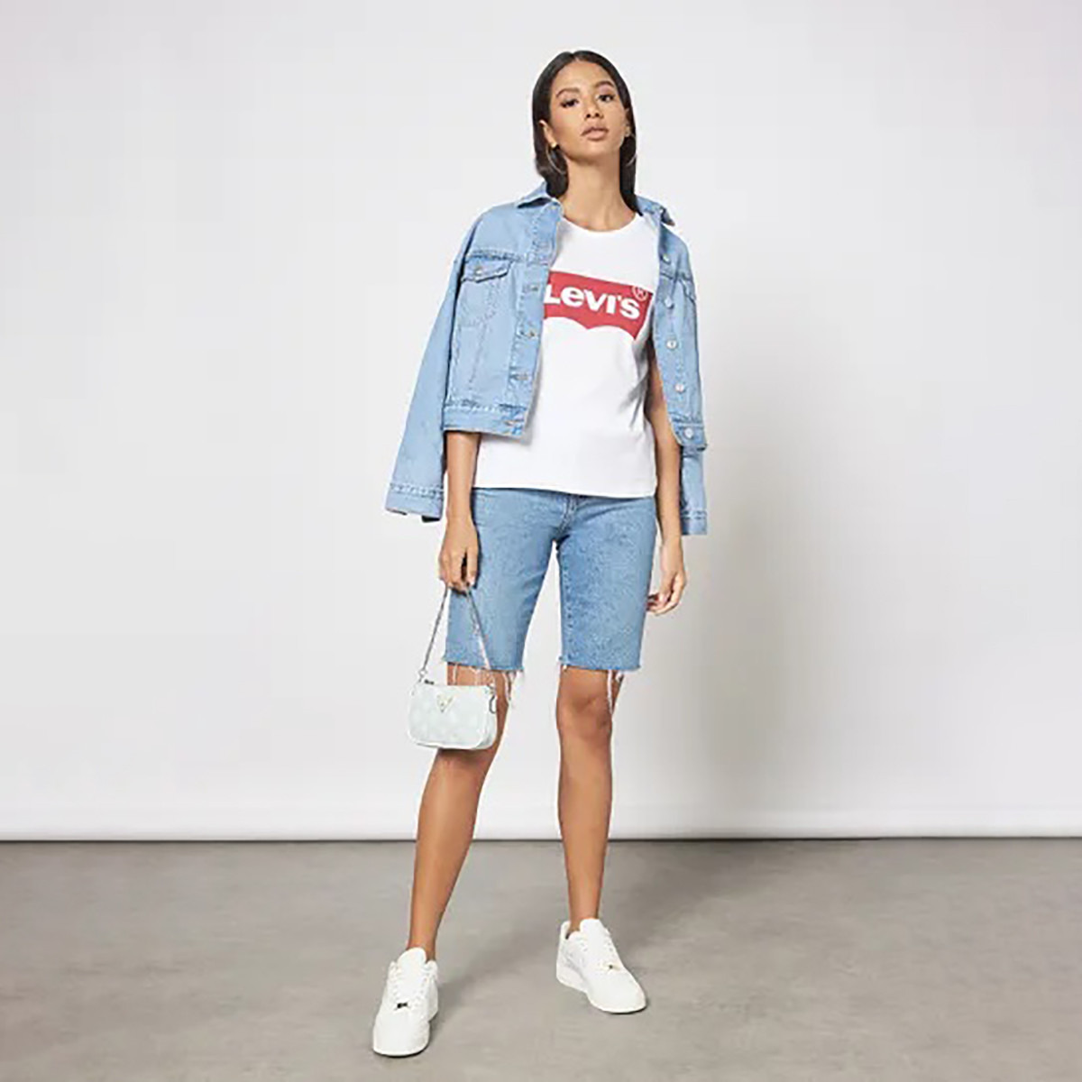 تيشيرت ليفايز بأكمام قصيرة وياقة دائرية مع شعار أبيض للنساء-women-clothing-tshirts-image-3