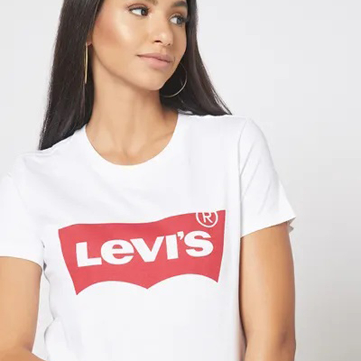 تيشيرت ليفايز بأكمام قصيرة وياقة دائرية مع شعار أبيض للنساء-women-clothing-tshirts-image-4