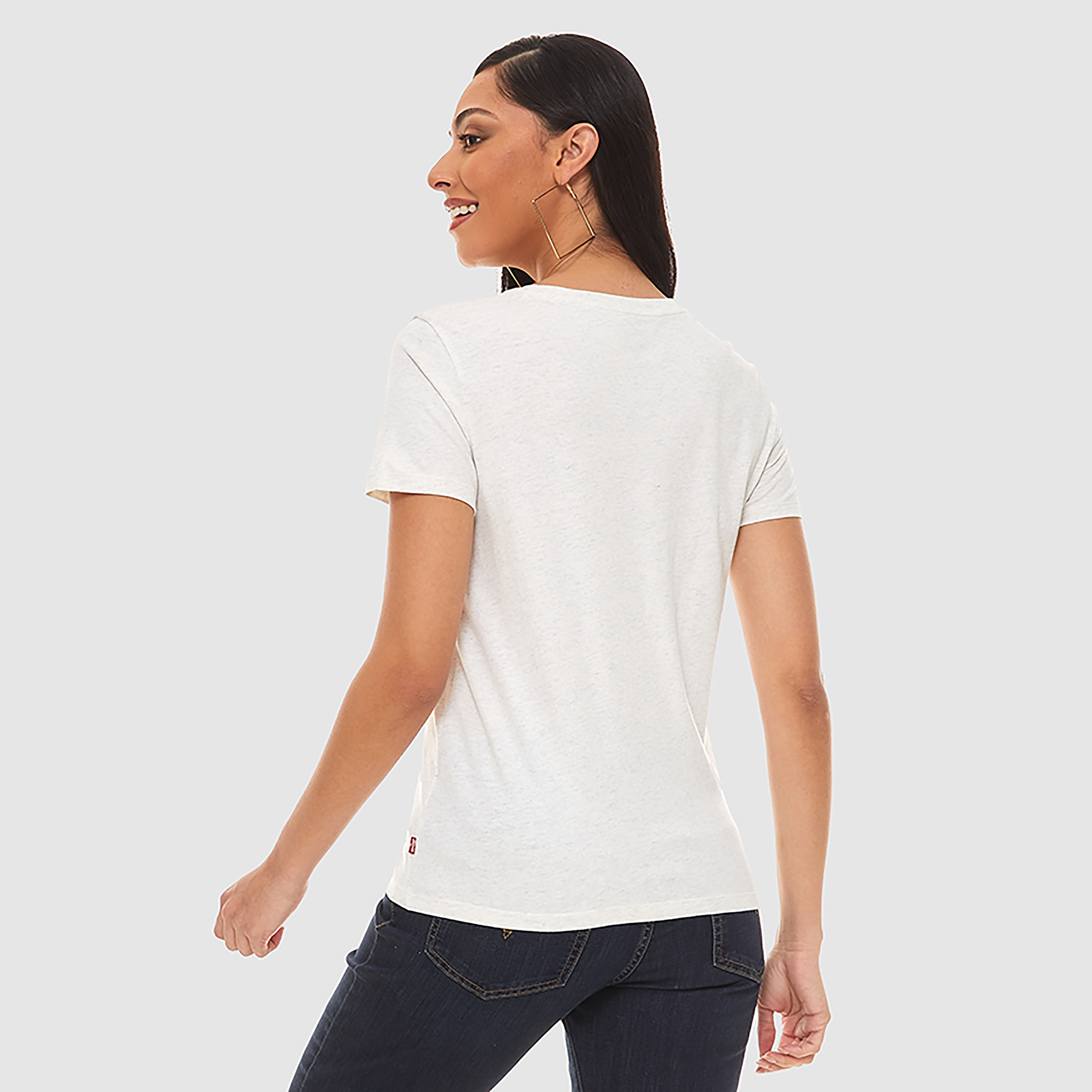 تيشيرت ليفايز بأكمام قصيرة وياقة دائرية مع شعار-women-clothing-tshirts-image-2