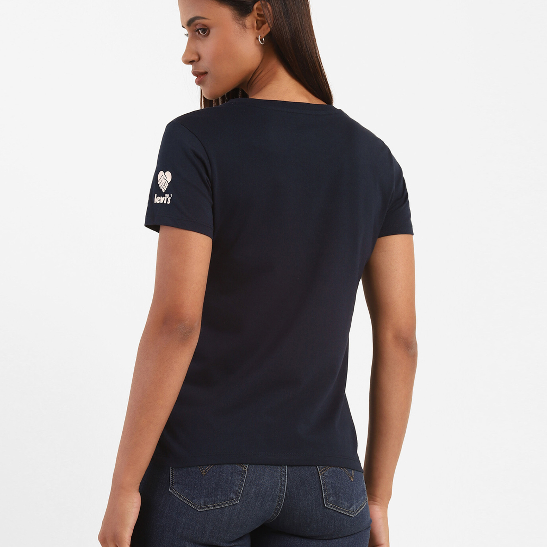 تي شيرت نسائي برقبة دائرية مطبوع باللون الأزرق الداكن من Levi-women-clothing-tshirts-image-2
