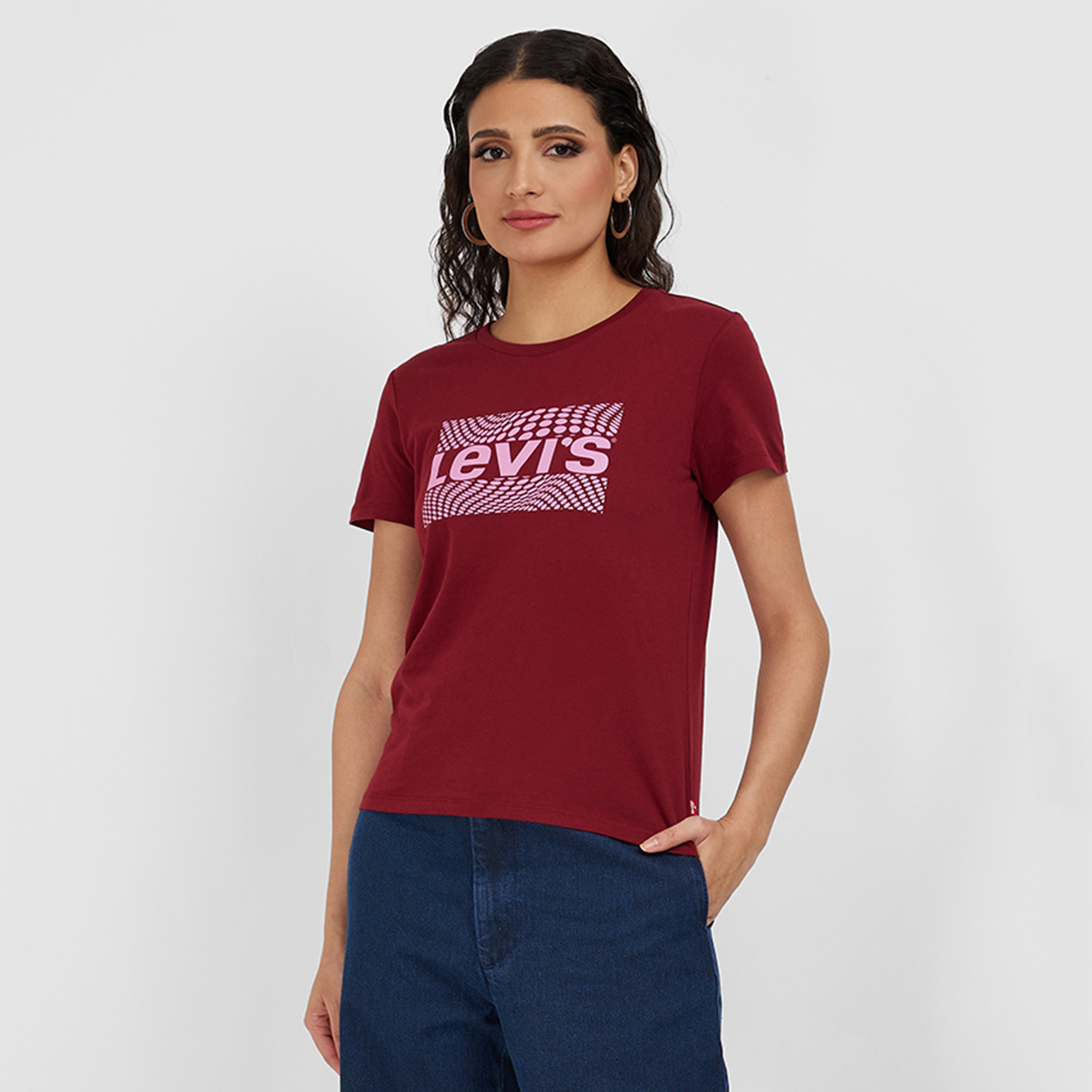 تي شيرت بأكمام قصيرة ورقبة دائرية مطبوعة بشعار ليفايز-women-clothing-tshirts-image-1