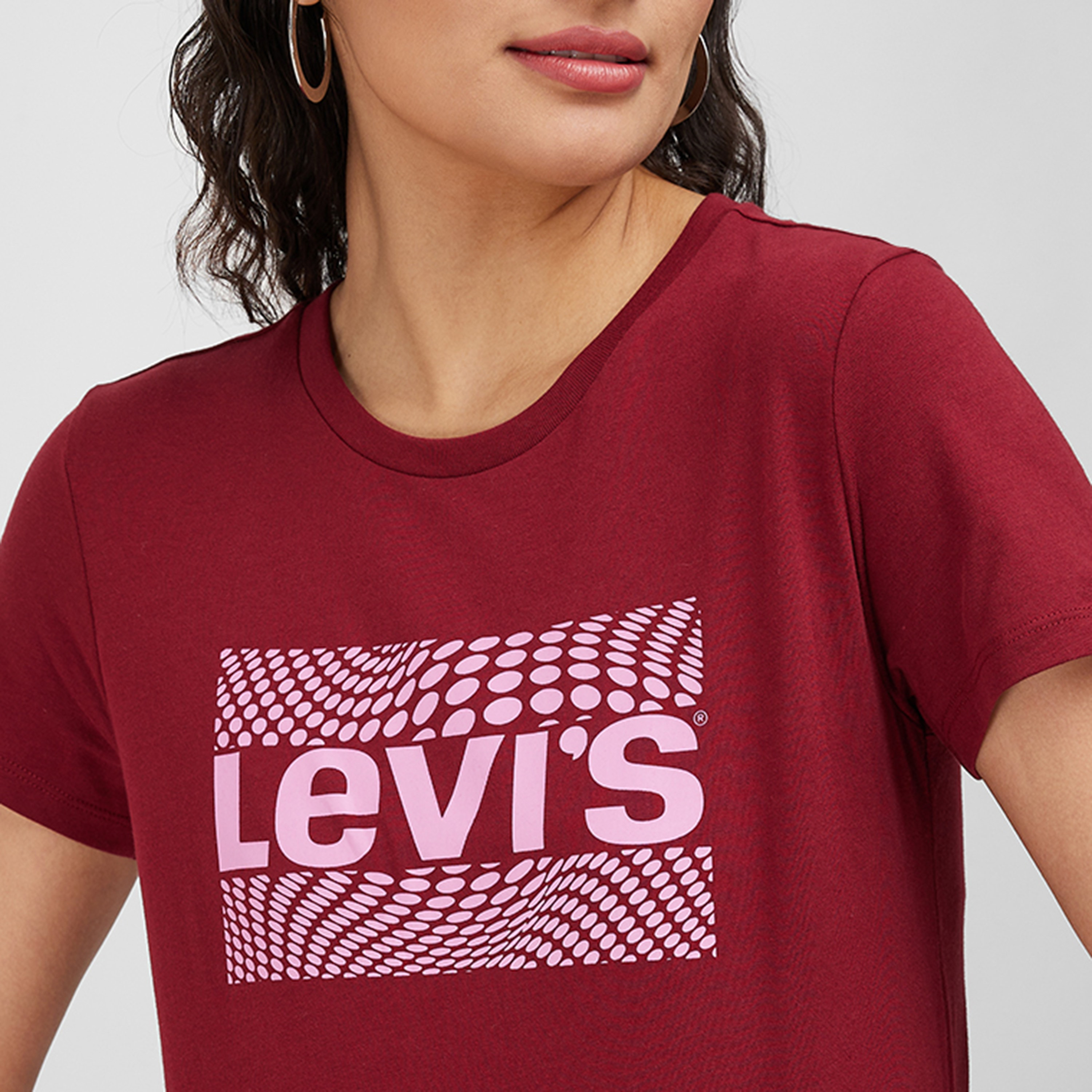 تي شيرت بأكمام قصيرة ورقبة دائرية مطبوعة بشعار ليفايز-women-clothing-tshirts-image-2