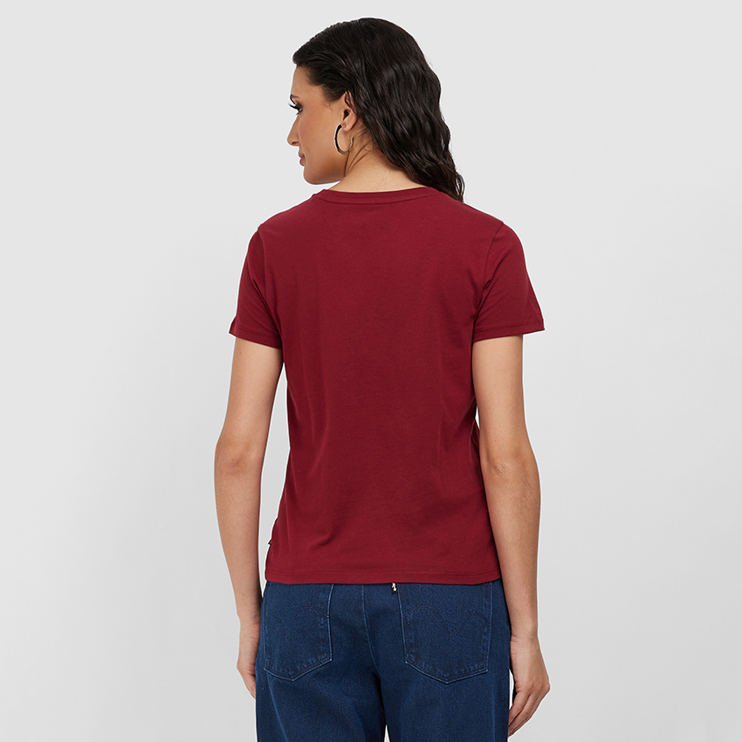 تي شيرت بأكمام قصيرة ورقبة دائرية مطبوعة بشعار ليفايز-women-clothing-tshirts-image-3