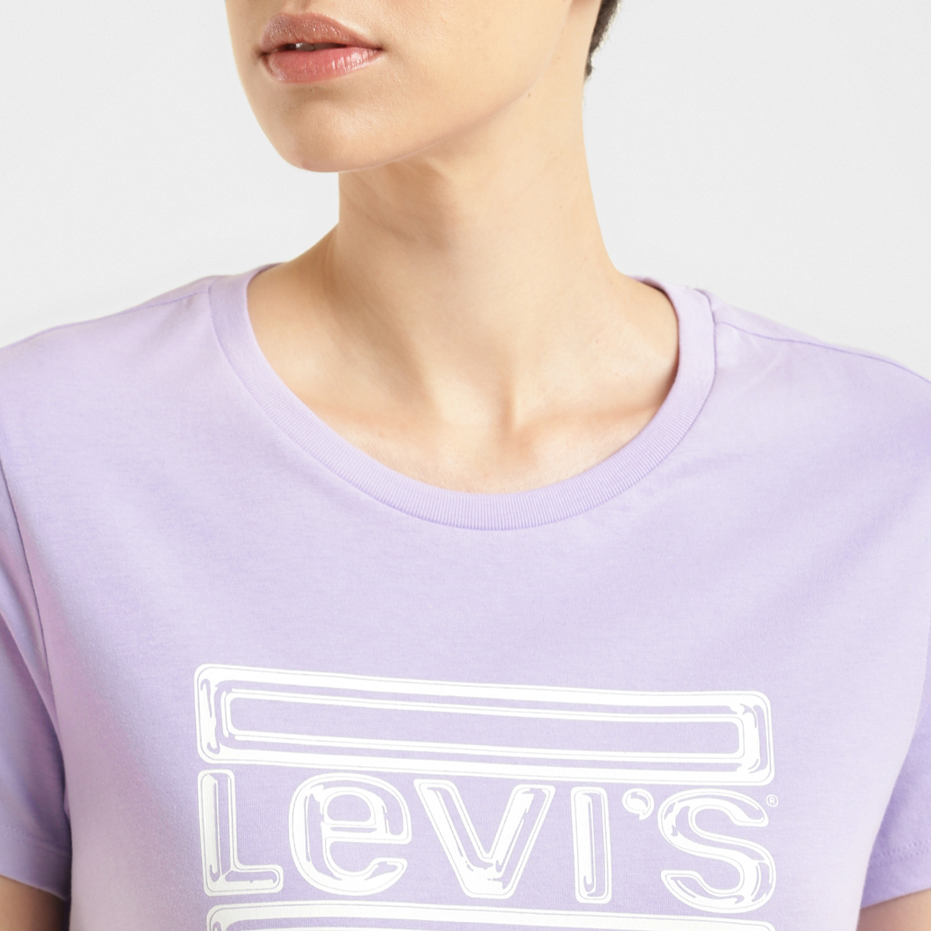 تيشيرت ليفايز بأكمام قصيرة وياقة دائرية مع جرافيك-women-clothing-tshirts-image-3