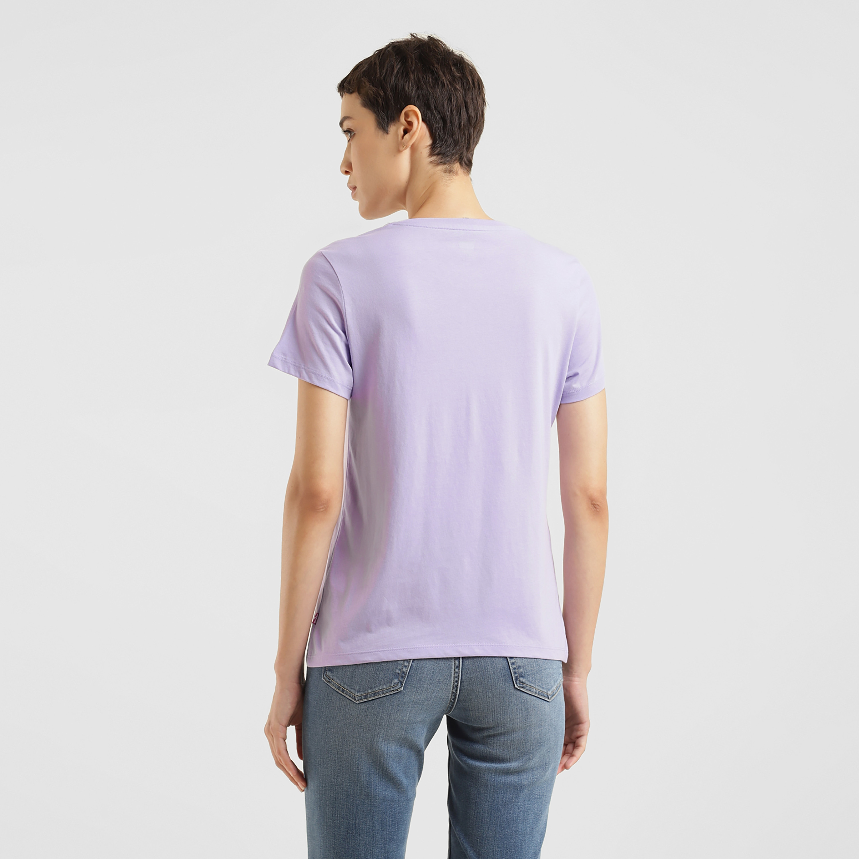 تيشيرت ليفايز بأكمام قصيرة وياقة دائرية مع جرافيك-women-clothing-tshirts-image-4