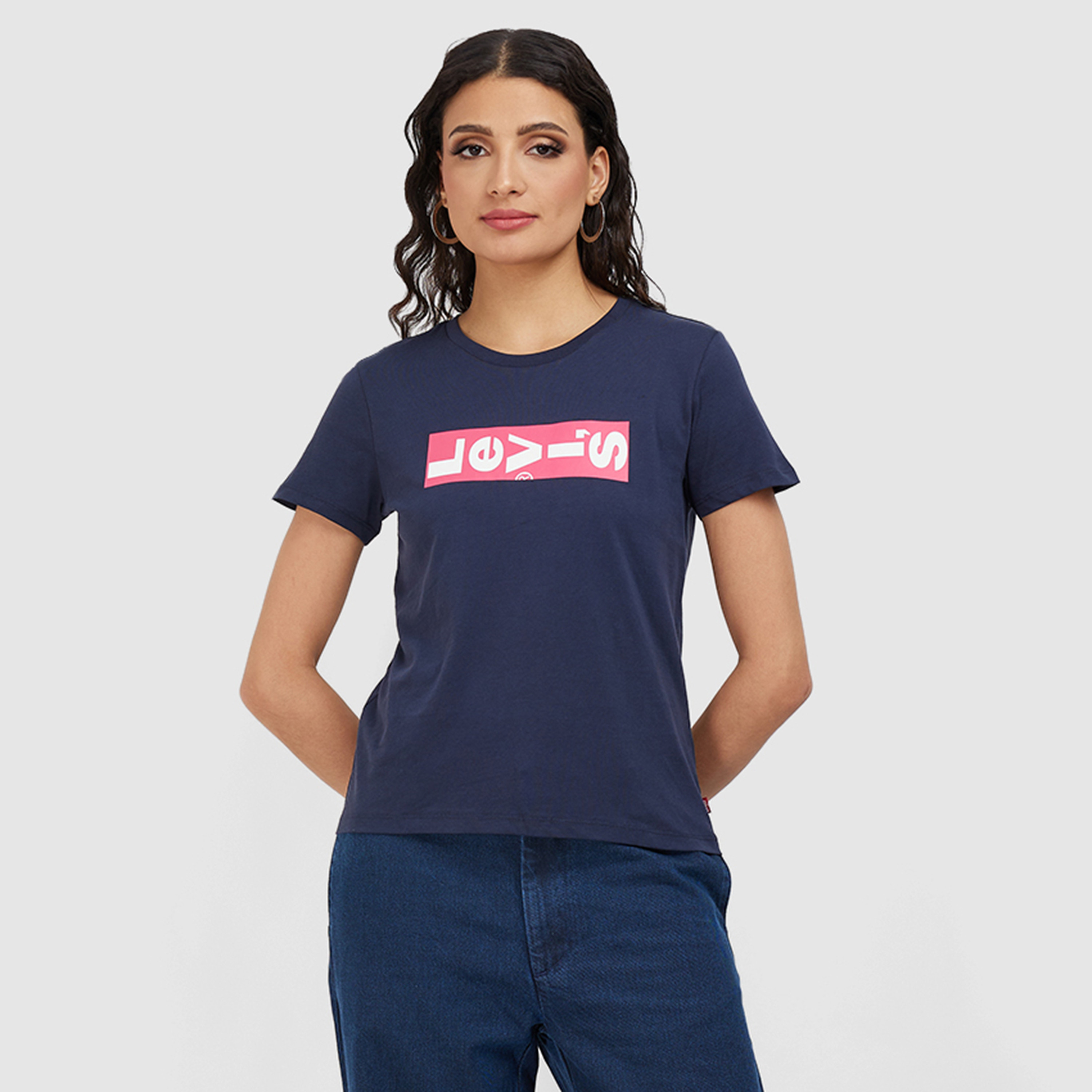 تي شيرت بأكمام قصيرة ورقبة دائرية مطبوعة بشعار ليفايز-women-clothing-tshirts-image-1