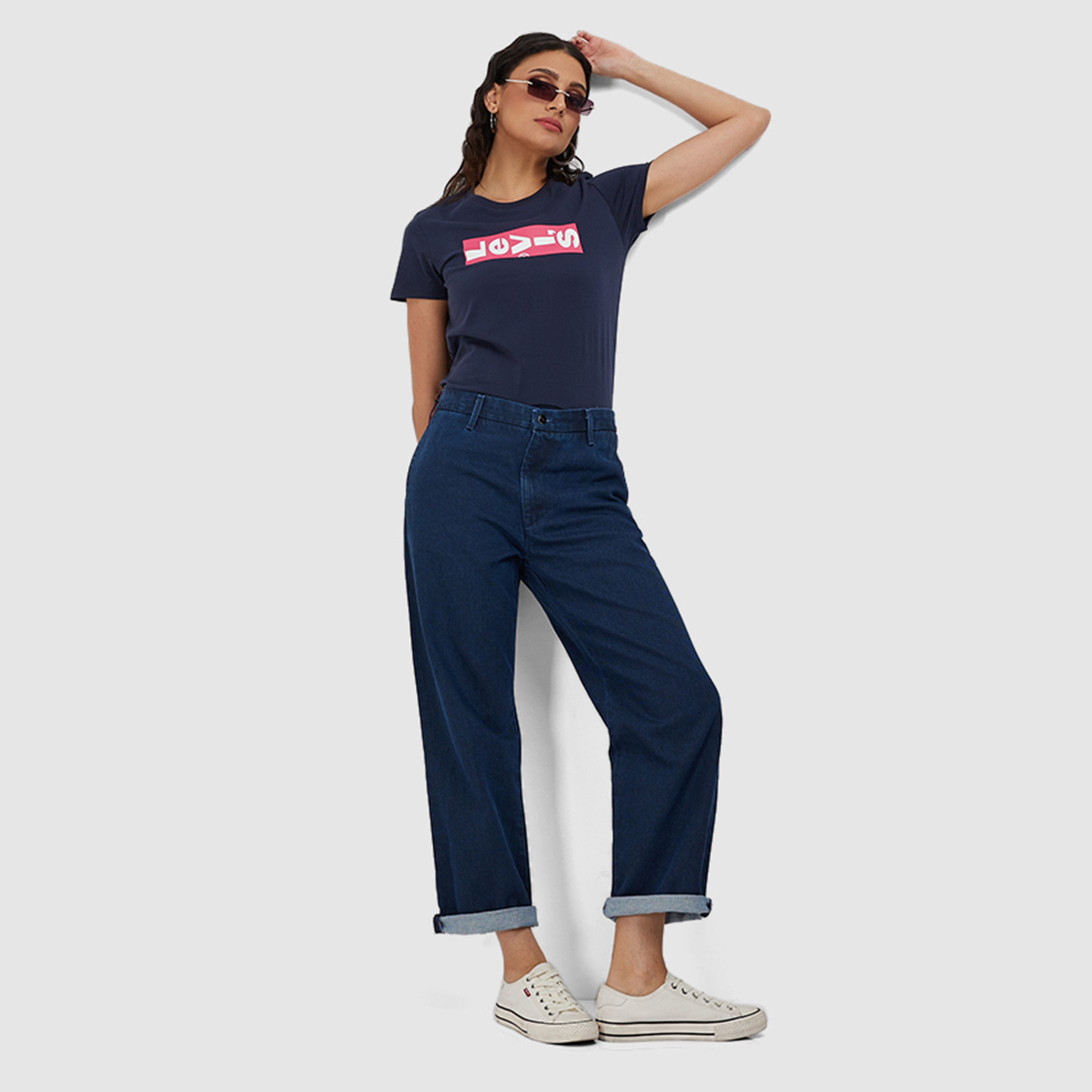 تي شيرت بأكمام قصيرة ورقبة دائرية مطبوعة بشعار ليفايز-women-clothing-tshirts-image-2
