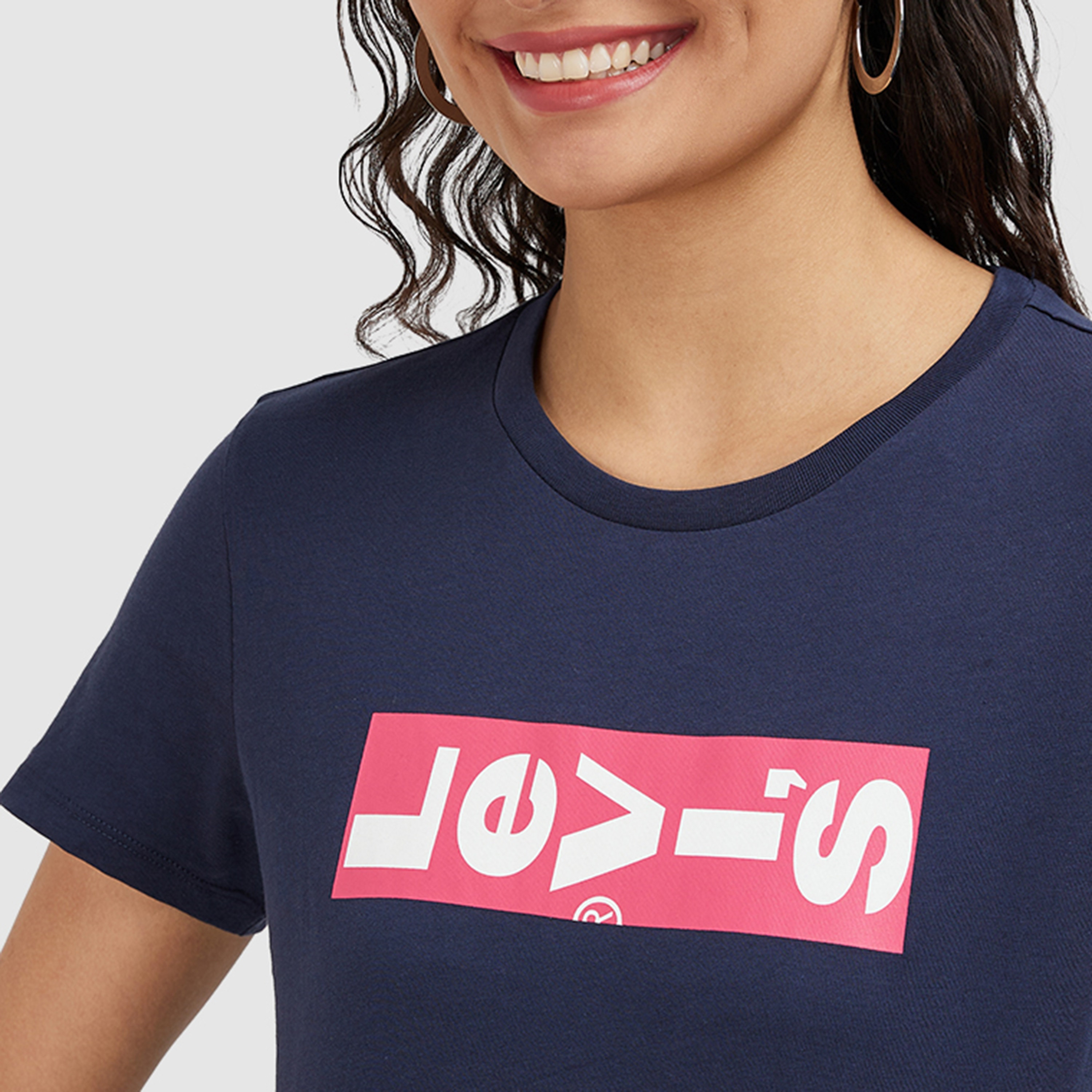 تي شيرت بأكمام قصيرة ورقبة دائرية مطبوعة بشعار ليفايز-women-clothing-tshirts-image-3