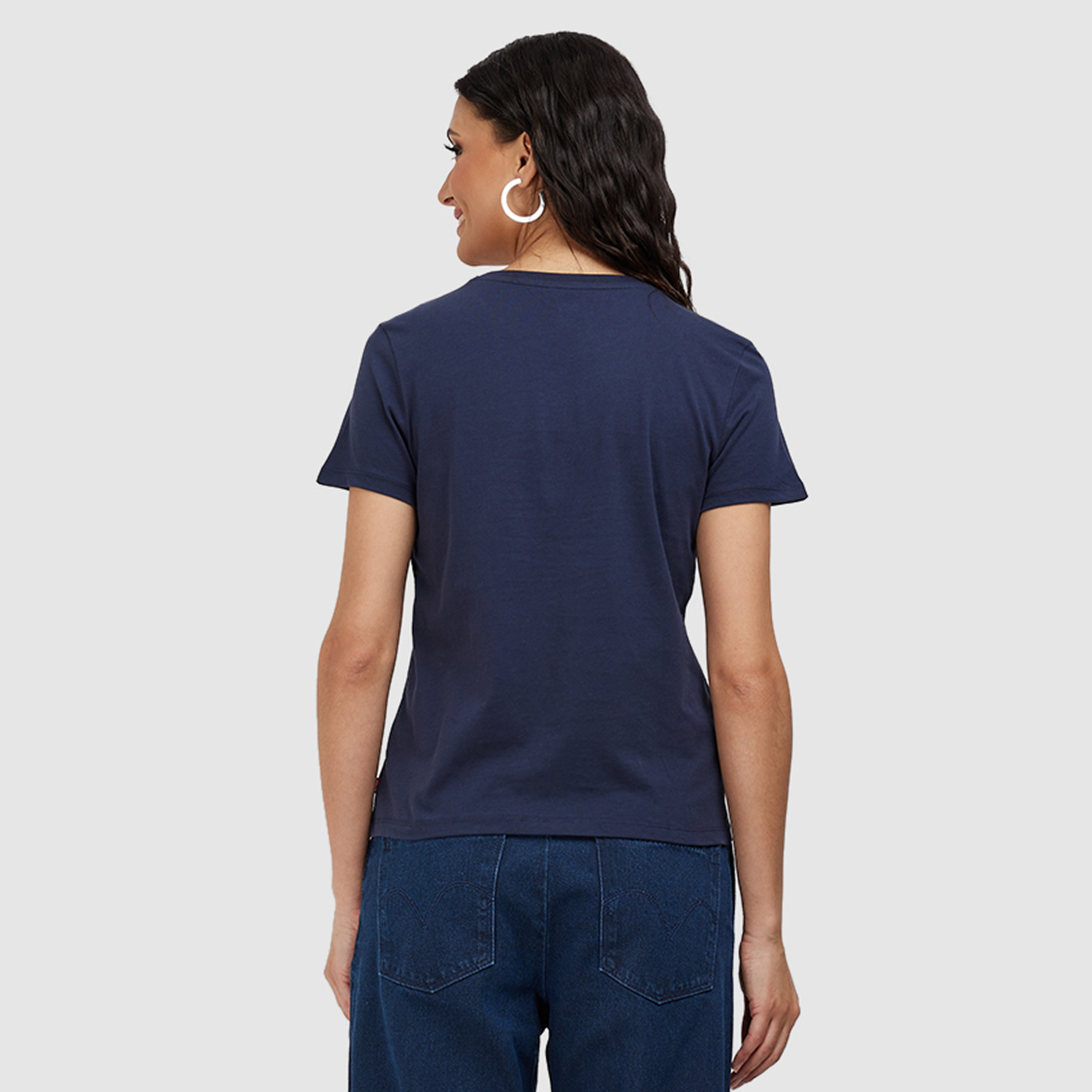 تي شيرت بأكمام قصيرة ورقبة دائرية مطبوعة بشعار ليفايز-women-clothing-tshirts-image-4