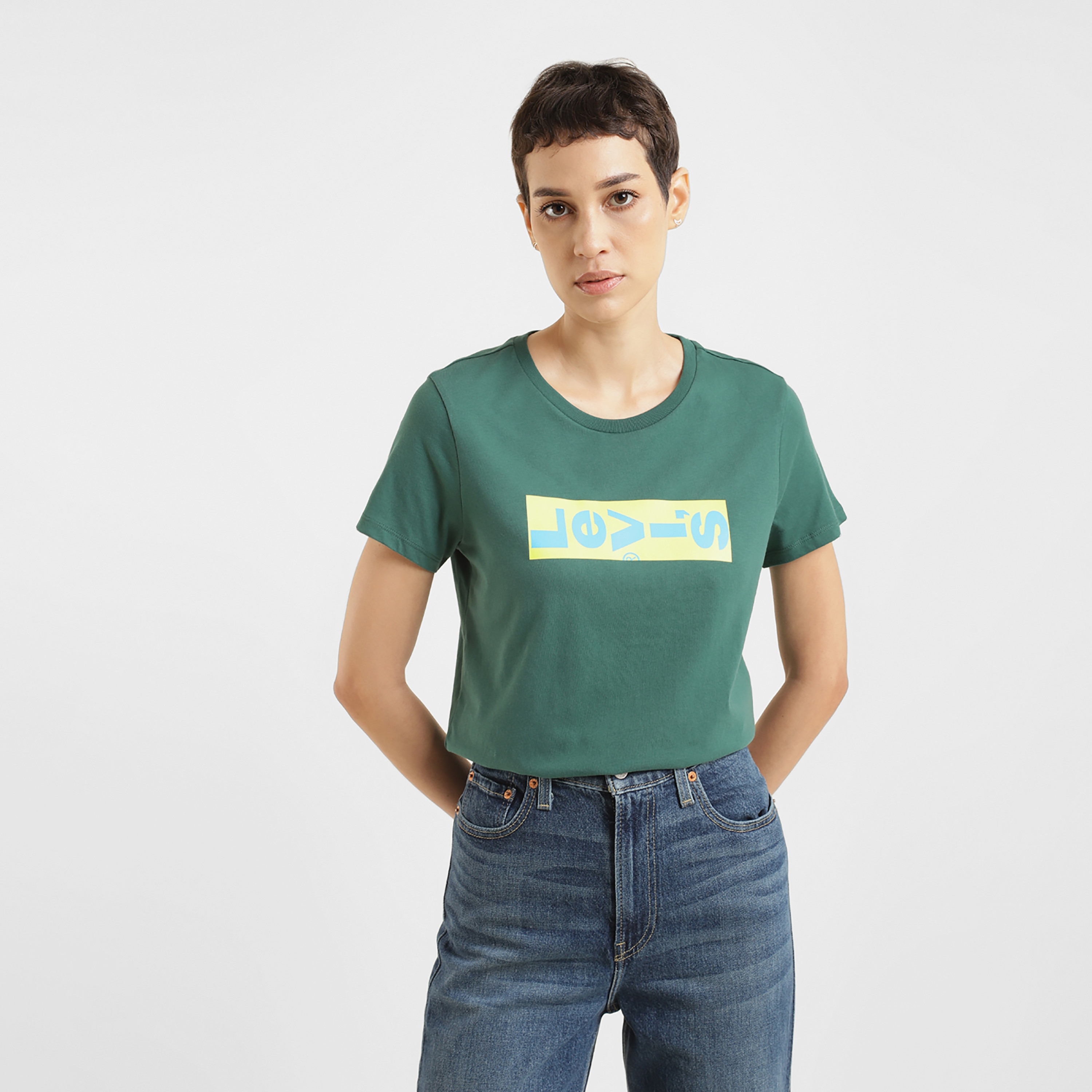 تيشيرت ليفايز بأكمام قصيرة وياقة دائرية مع جرافيك-women-clothing-tshirts-image-3
