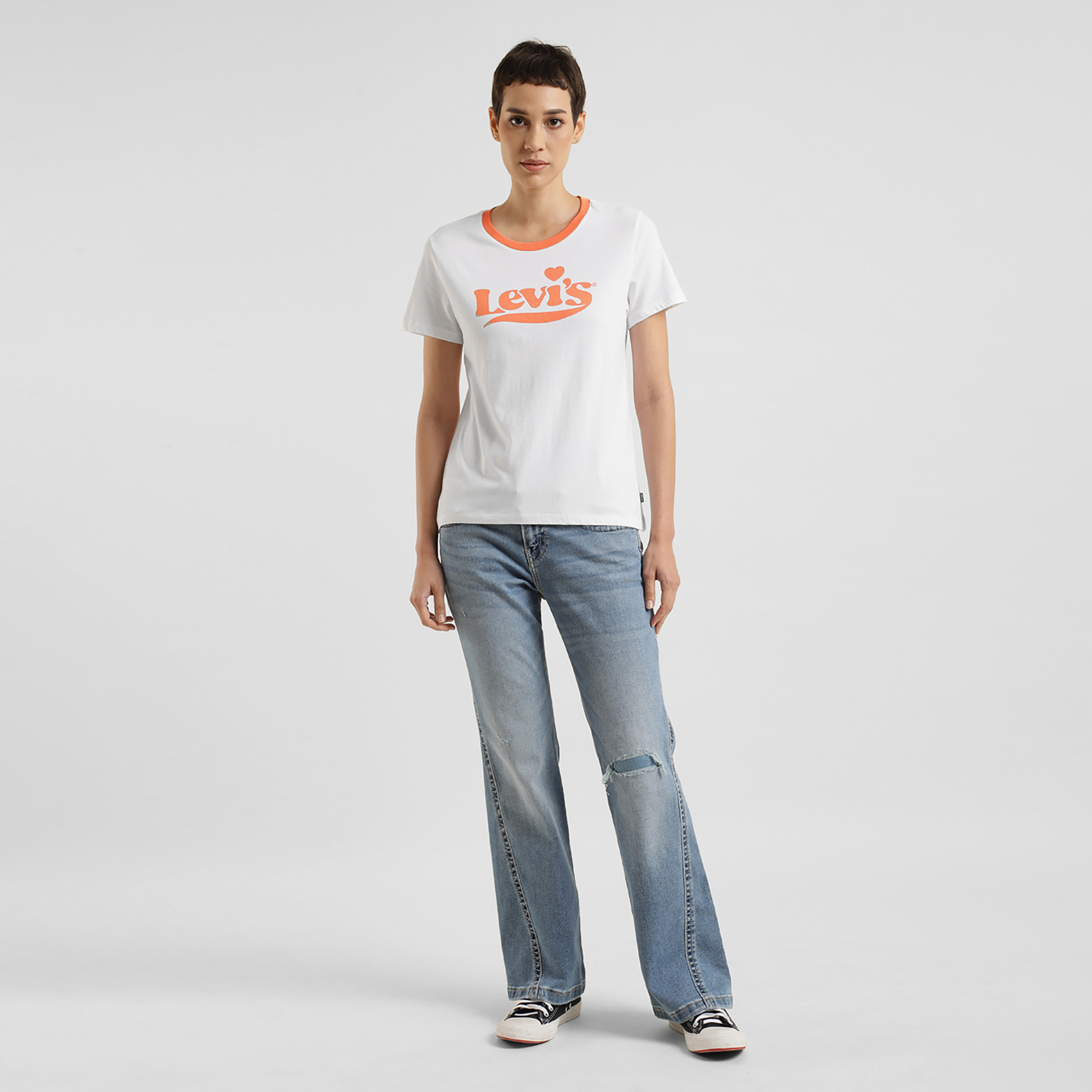 تيشيرت ليفايز بأكمام قصيرة وياقة دائرية مع جرافيك-women-clothing-tshirts-image-2