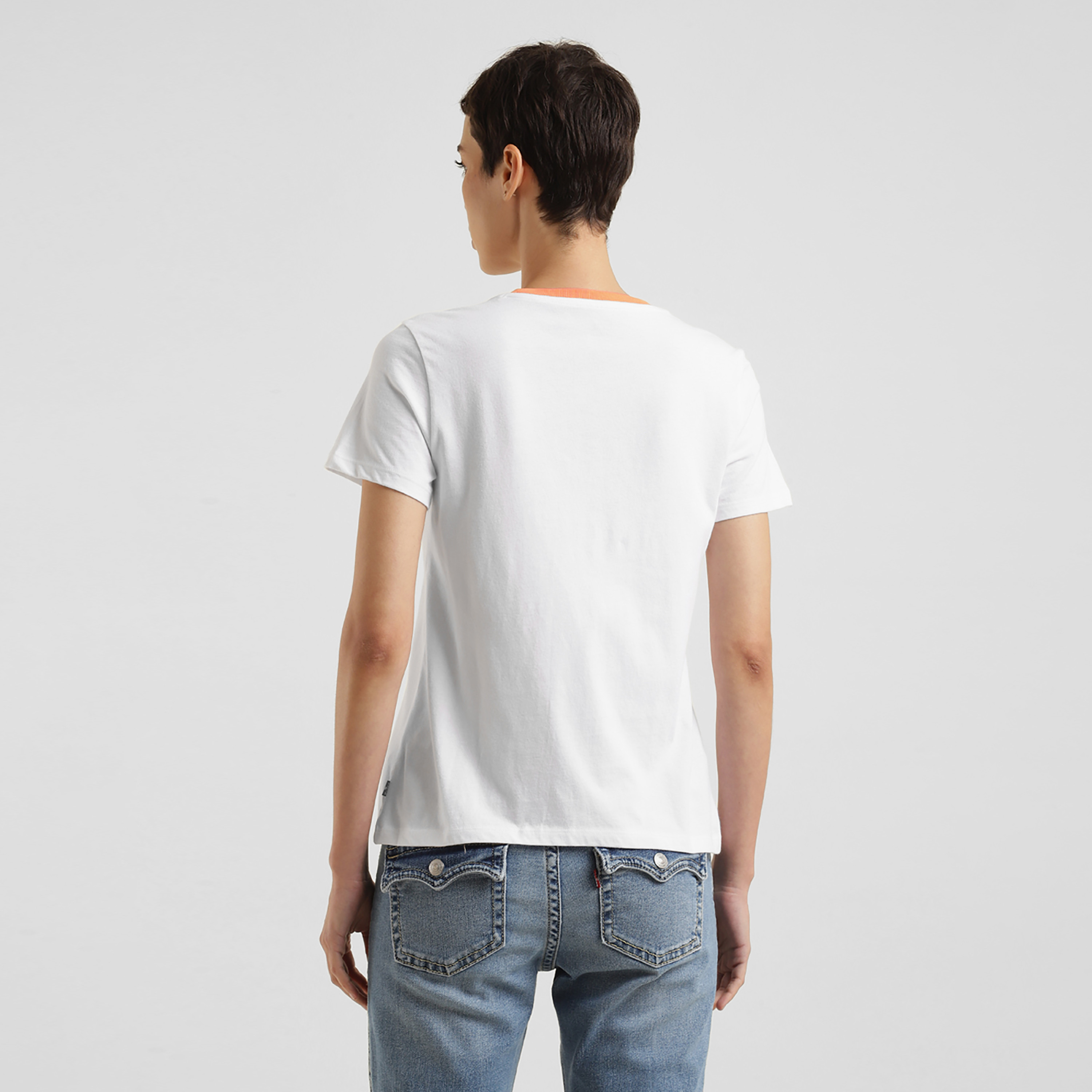تيشيرت ليفايز بأكمام قصيرة وياقة دائرية مع جرافيك-women-clothing-tshirts-image-4